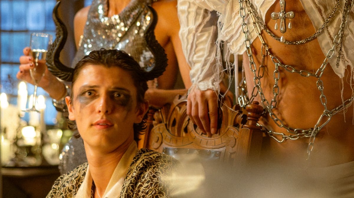 Grev Nikolai som vi aldrig har set ham før - en scene fra hans nye film "Doktor Glas".