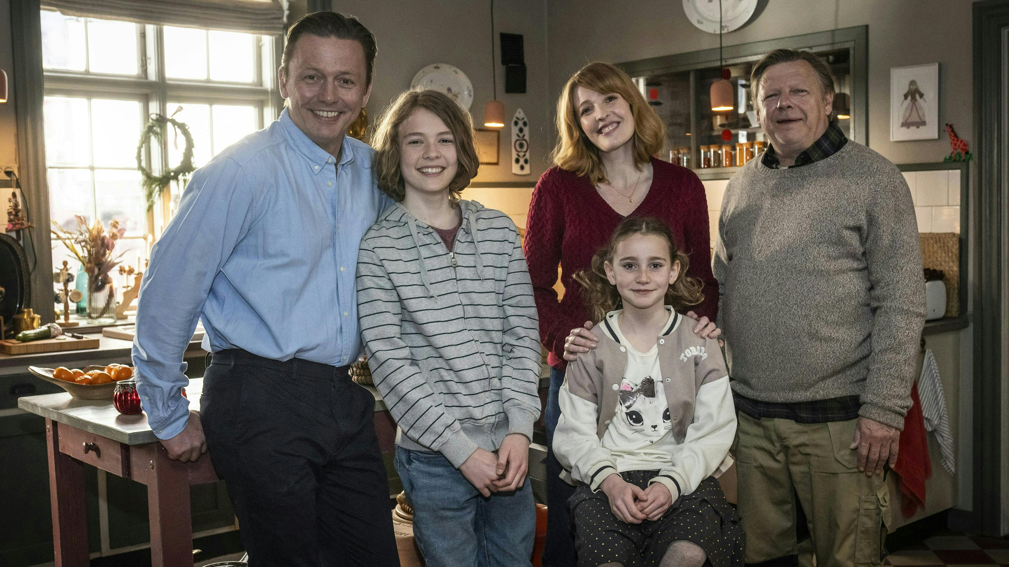 Sådan så Valdes familie ud i "Valdes Jul - Skovens Vogter" i 2023. Nu er Julie Agnete Vang og Selma Kjær Kuscu blevet skiftet ud.