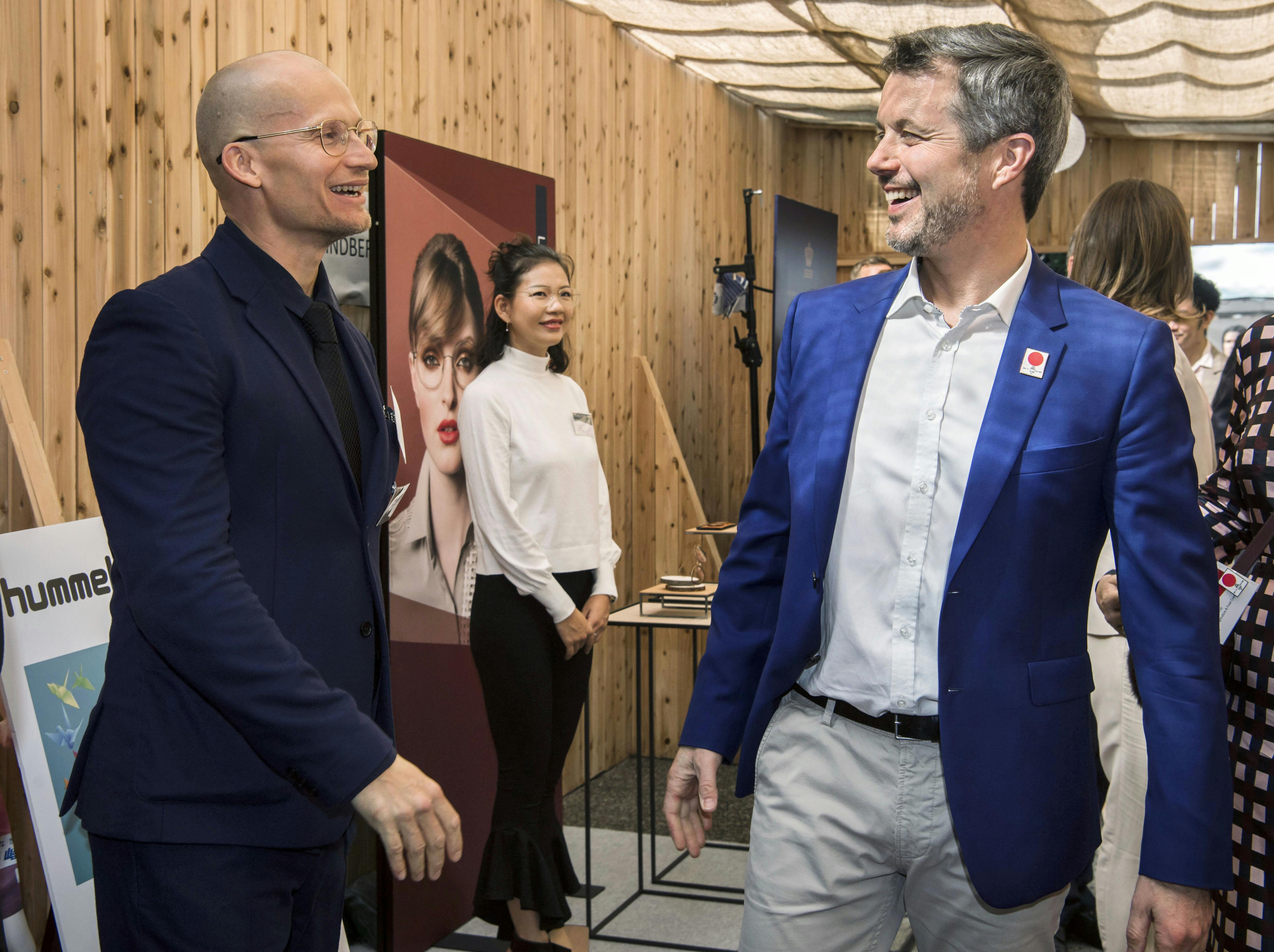 Daværende kronprins Frederik hilser i 2017 på Christian Stadil under et officielt besøg i Japan.