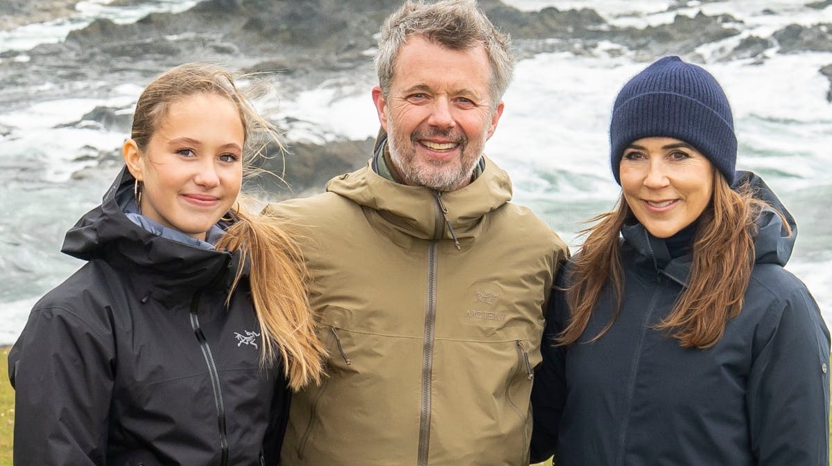 Prinsesse Josephine sammen med sine forældre, kong Frederik og dronning Mary på Færøerne i juni 2025.