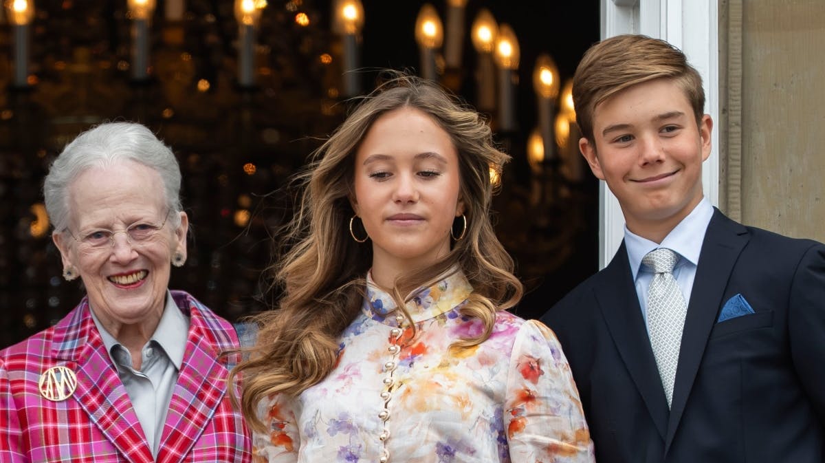 Dronning Margrethe med to af sine børnebørn, prinsesse Josephine og prins Vincent. 