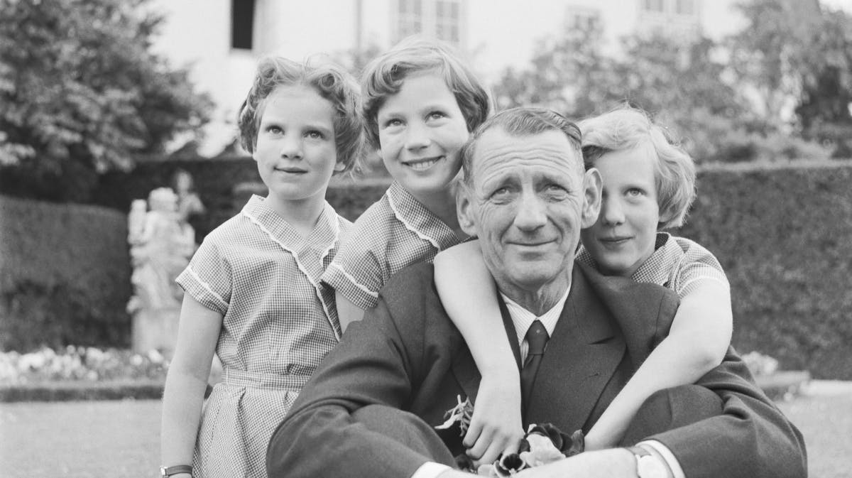 Kong Frederik 9. med sine døtre.