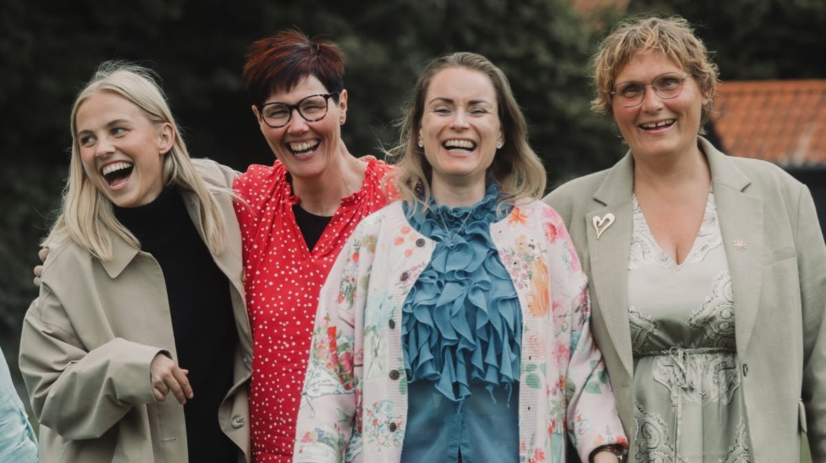 Vært Sofie Martinusen med tre af Lars S' bejlere: Hanne, Alexanndra og Winnie.