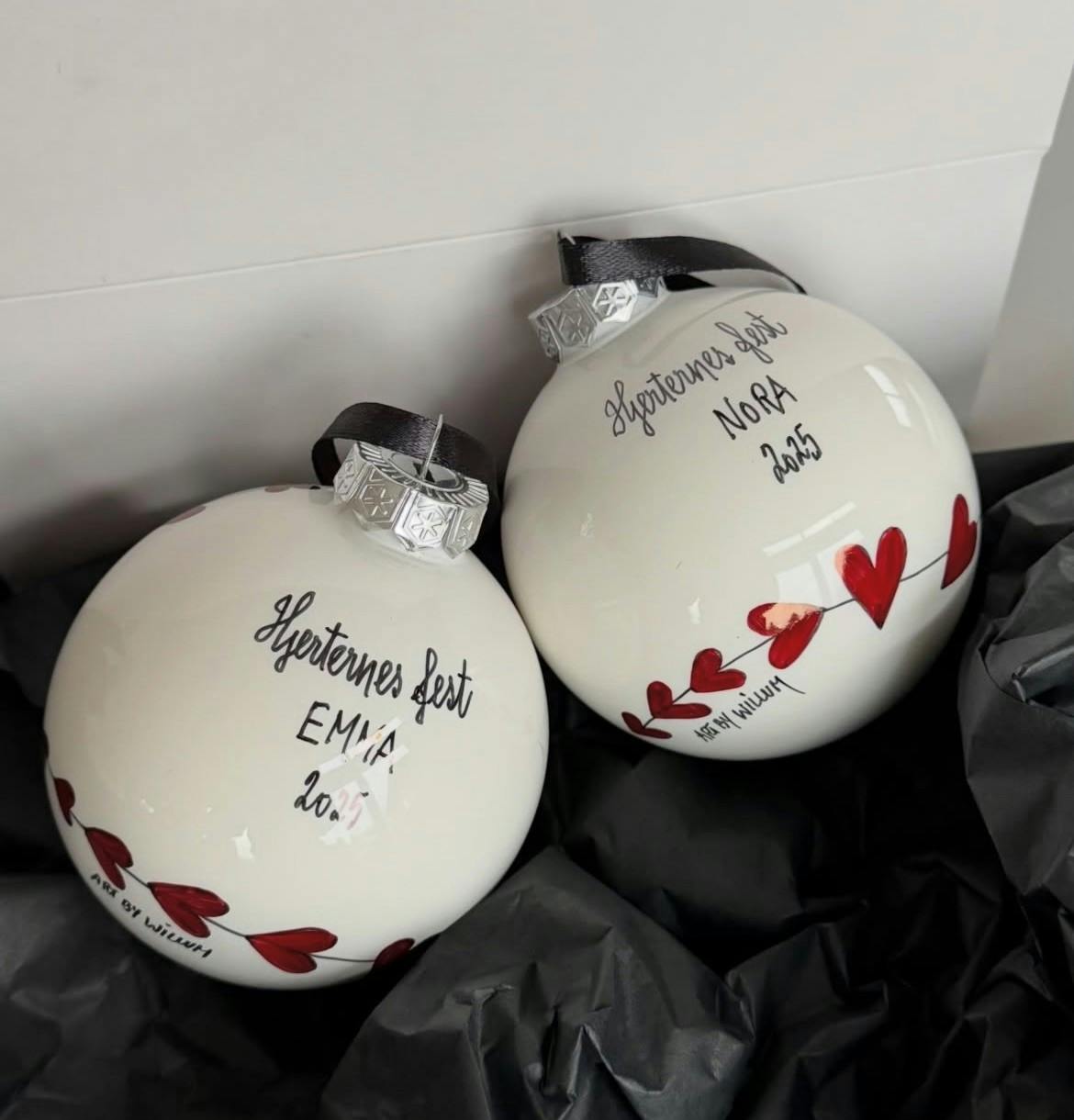 Julekugler med tvillingerne Emma og Noras navne på.