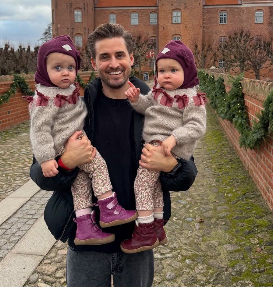 Frederik Haun med Emma (tv) og Nora.