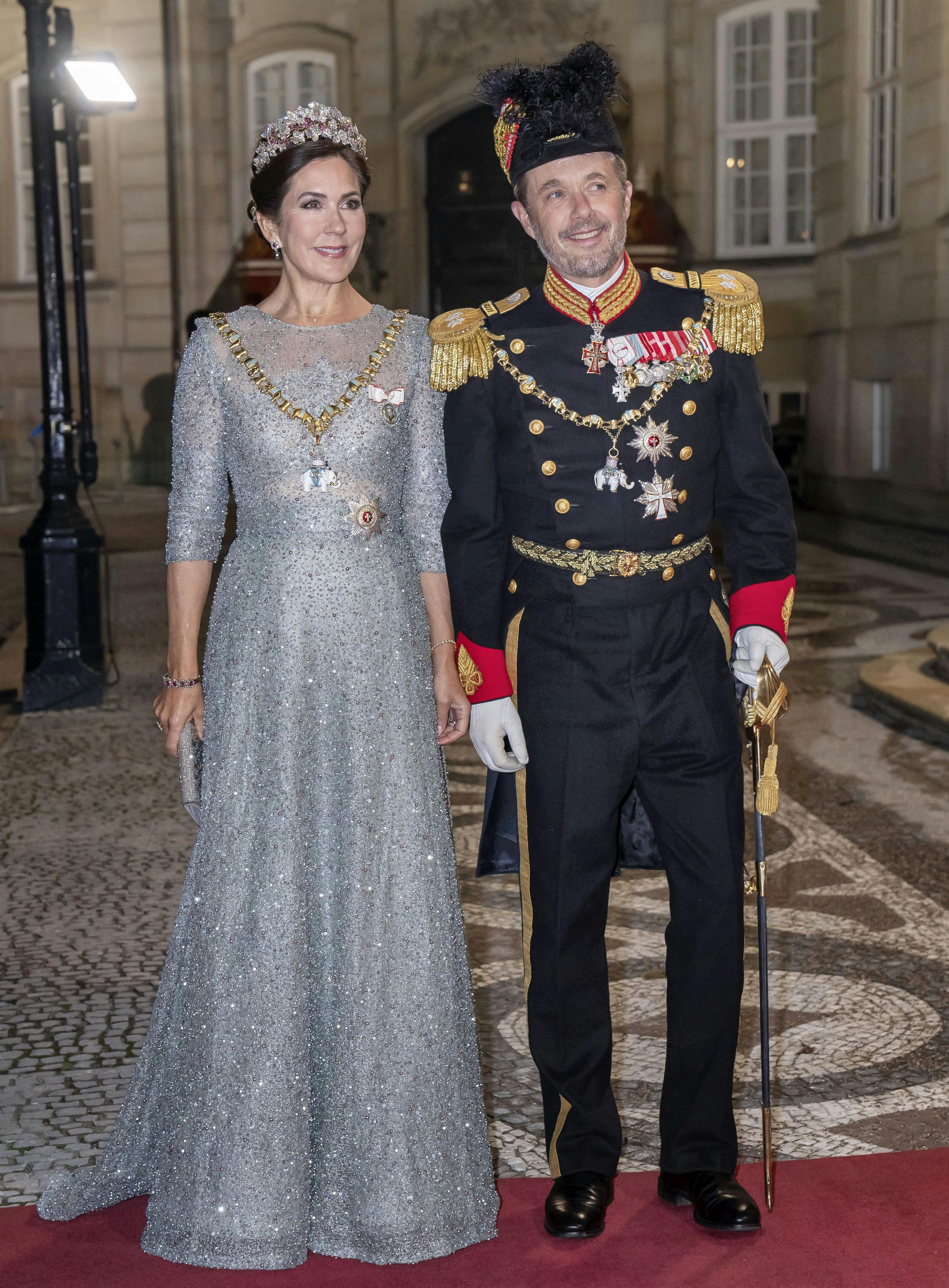 Lasse Spangenberg har blandt andet lavet denne drøm af en kjole, som dronning Mary havde på til nytårstaffel i 2023. 