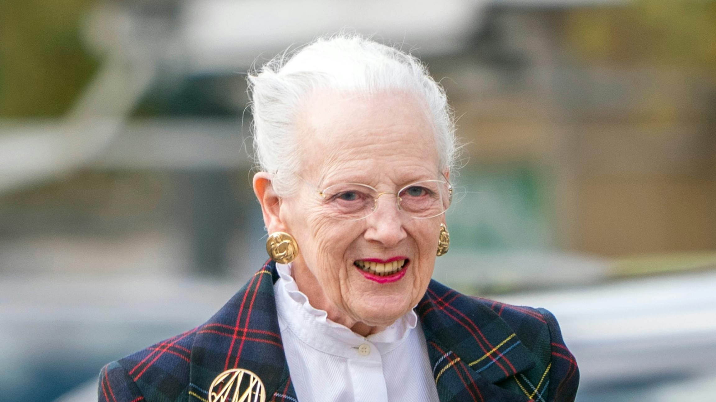Dronning Margrethe modtog en fin gave.