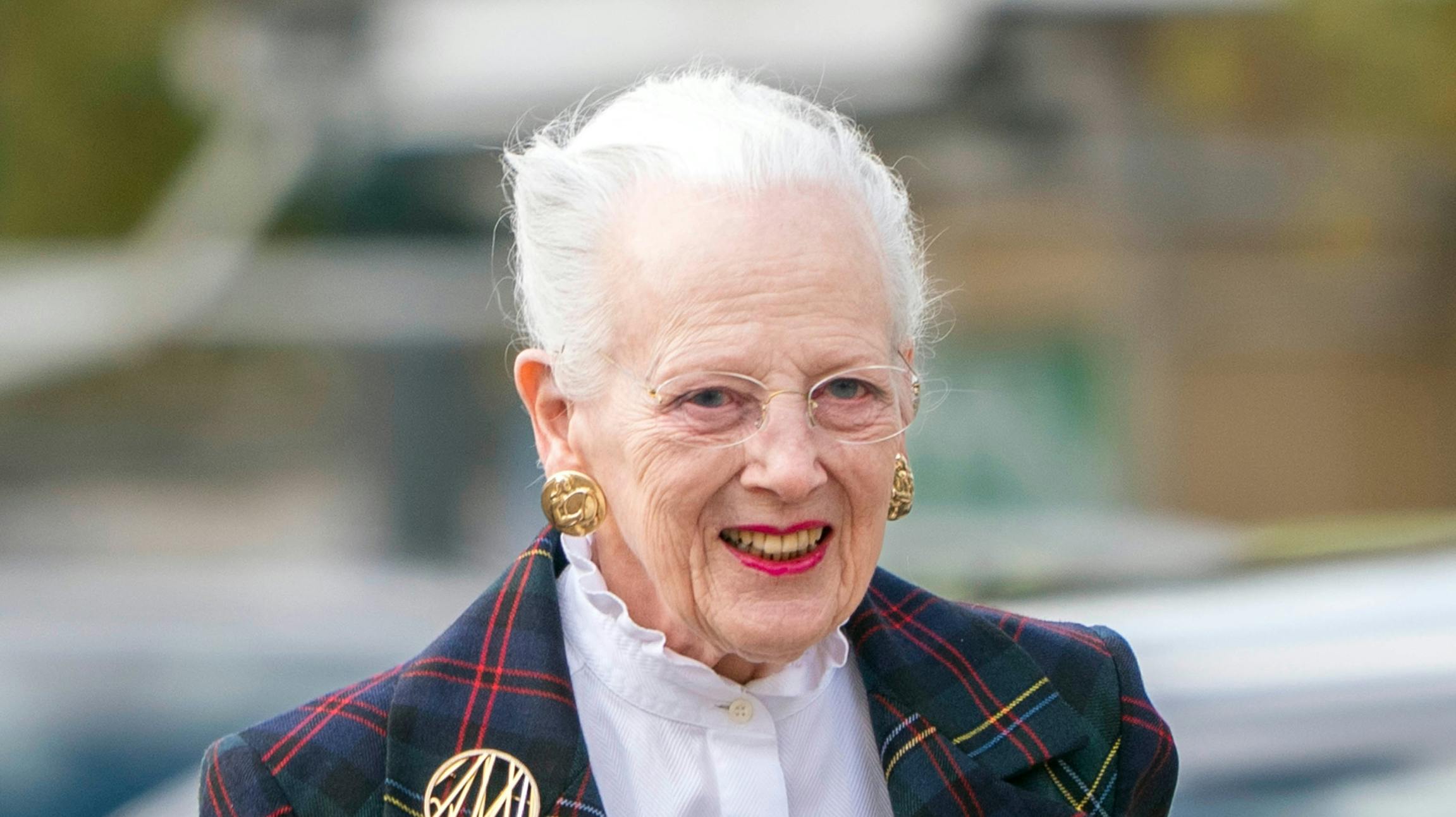 Dronning Margrethe modtog en fin gave.
