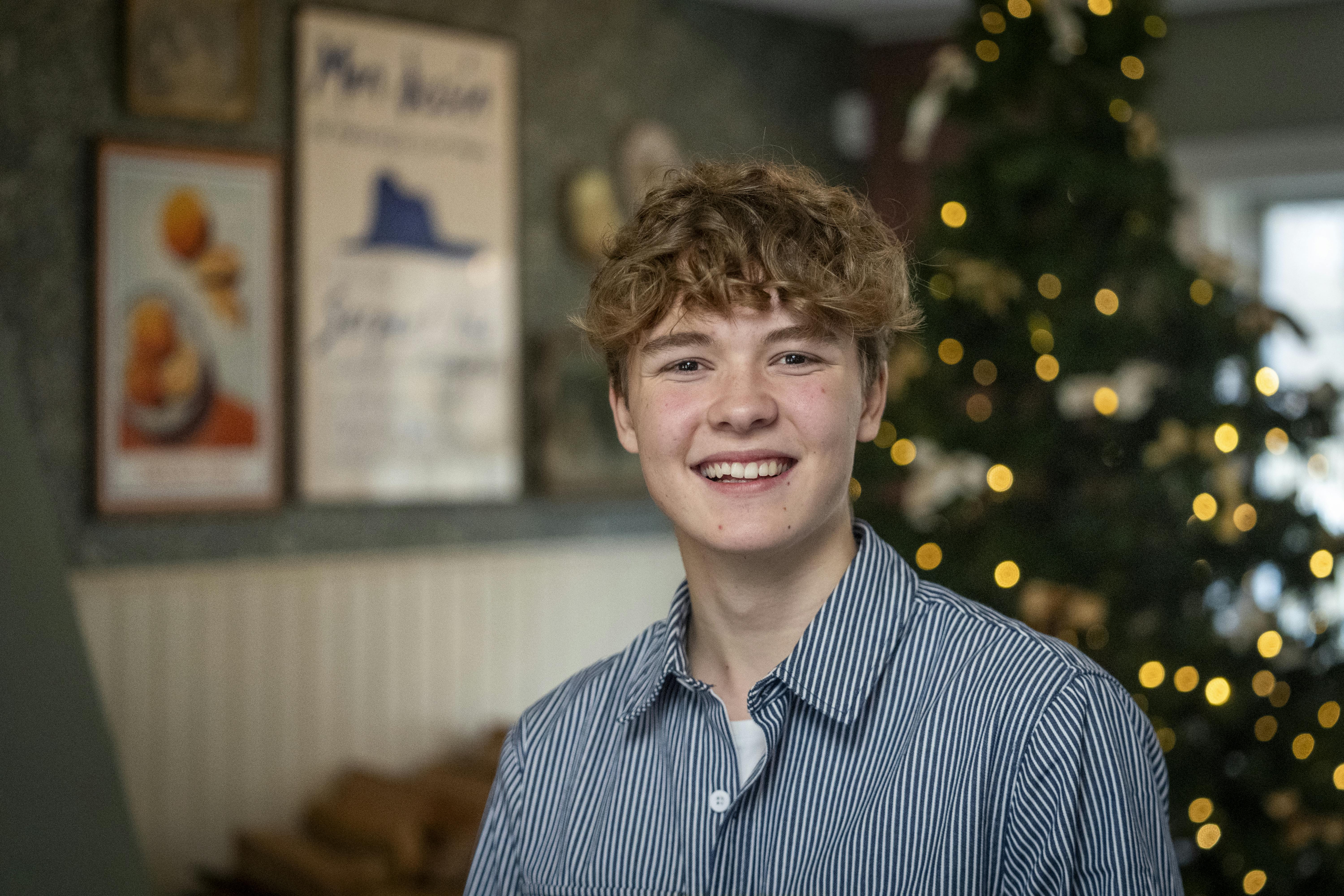 Sander Løkke Borg har fået kort hår, siden han spillede Valde i "Valdes Jul - Vintermiraklet". 