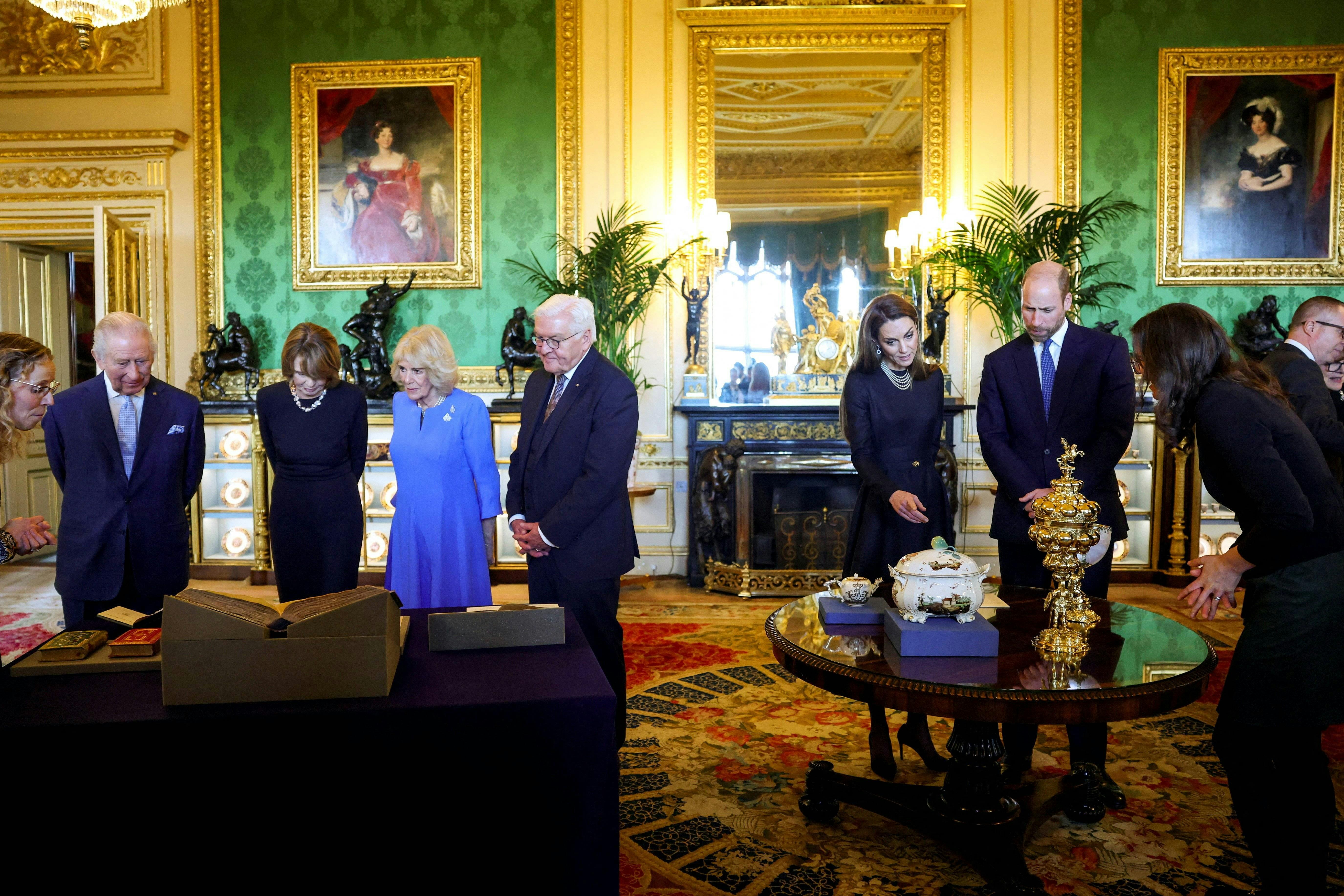 Kongefamilien og det tyske præsidentpar på Windsor Castle i anledning af statsbesøg. 