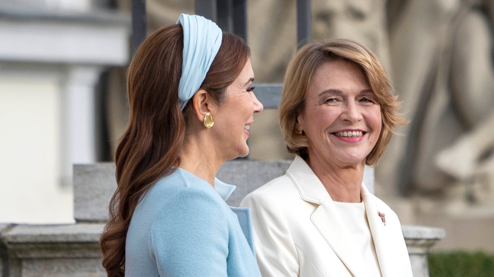 Elke Büdenbender med dronning Mary under kongeparrets tiltrædelsesbesøg i Tyskland i 2024.&nbsp;