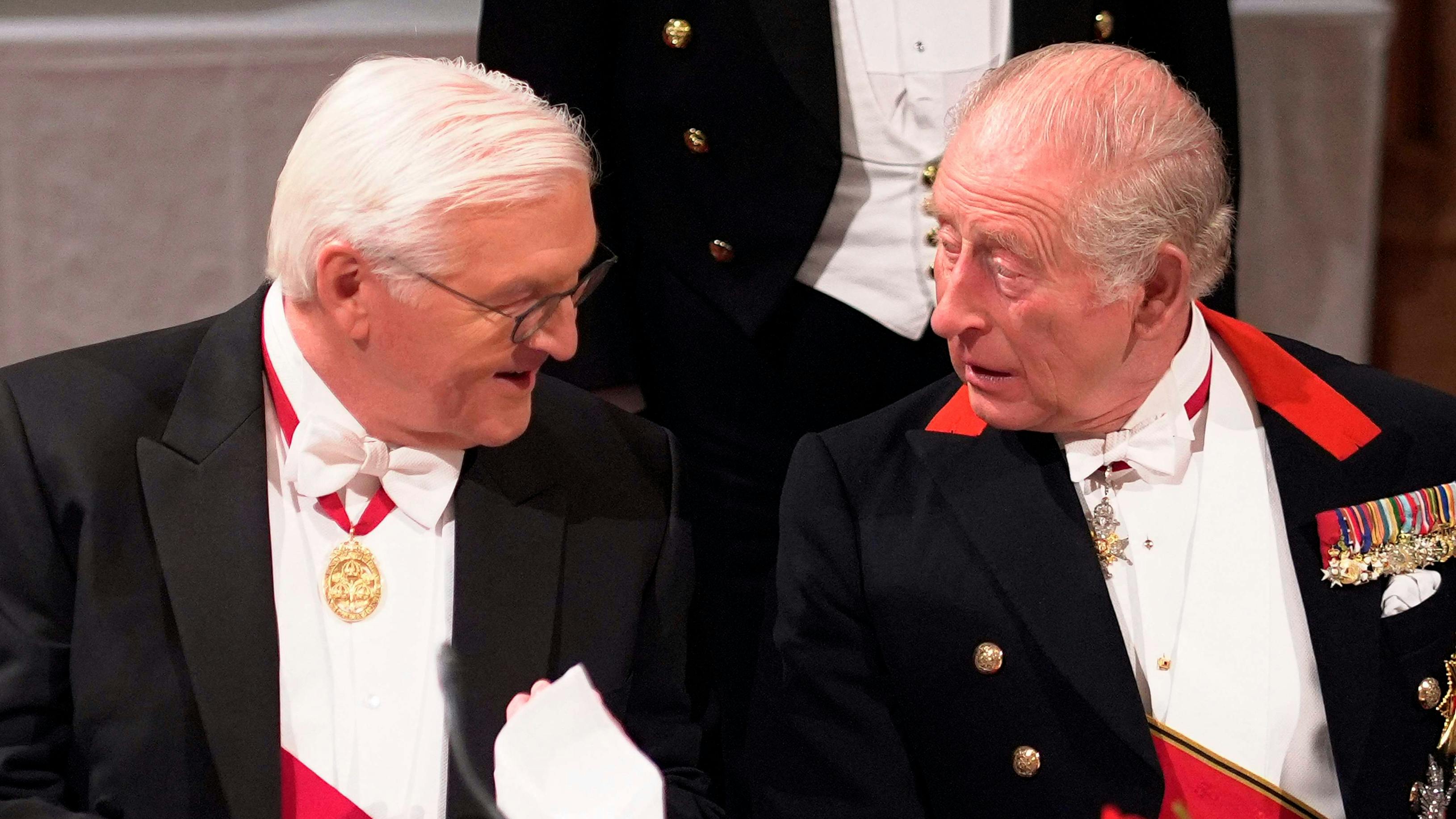 Tysklands præsident Frank-Walter Steinmeier og kong Charles under statsbanketten på Windsor Castle.&nbsp;