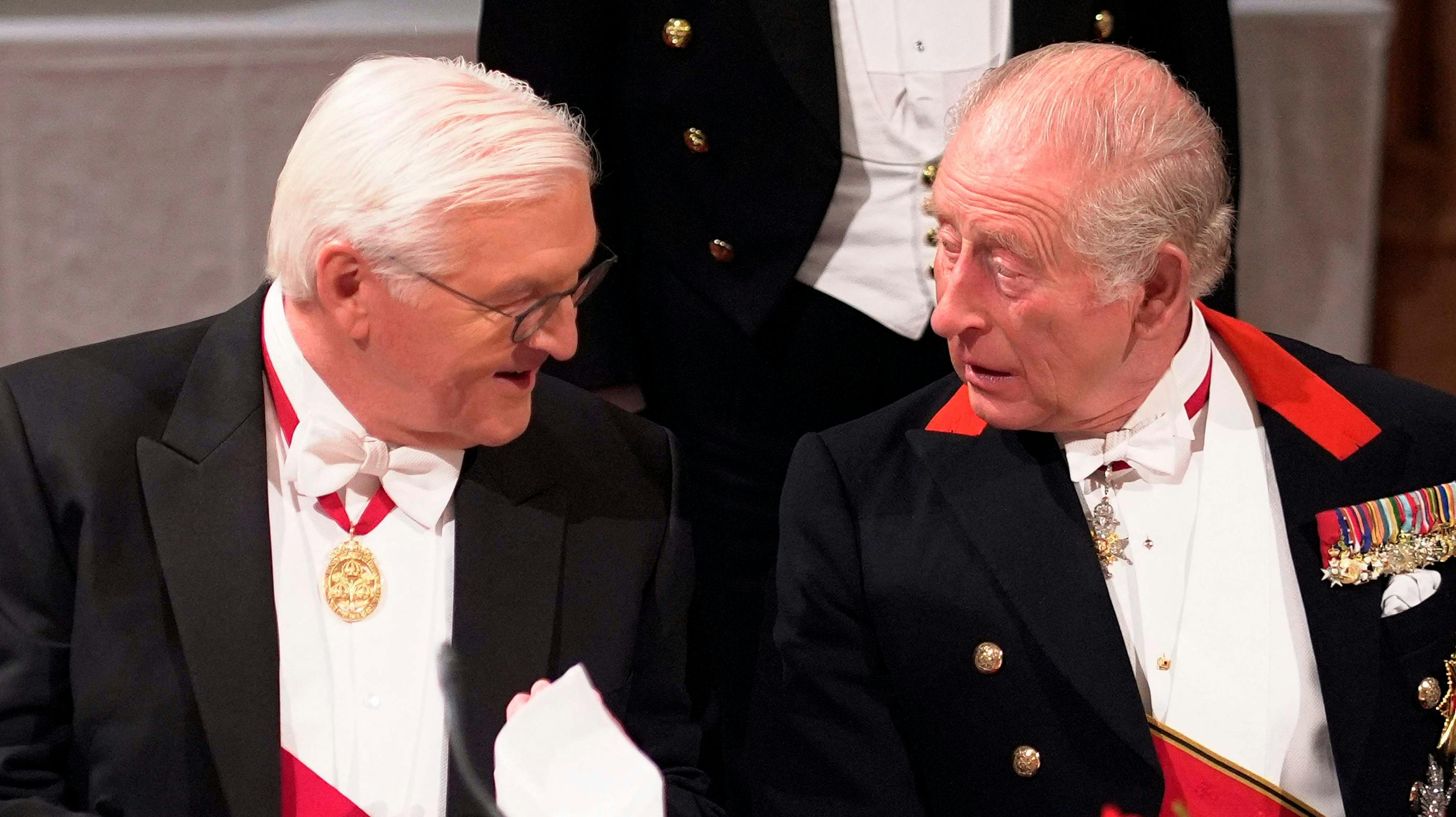 Tysklands præsident Frank-Walter Steinmeier og kong Charles under statsbanketten på Windsor Castle. 