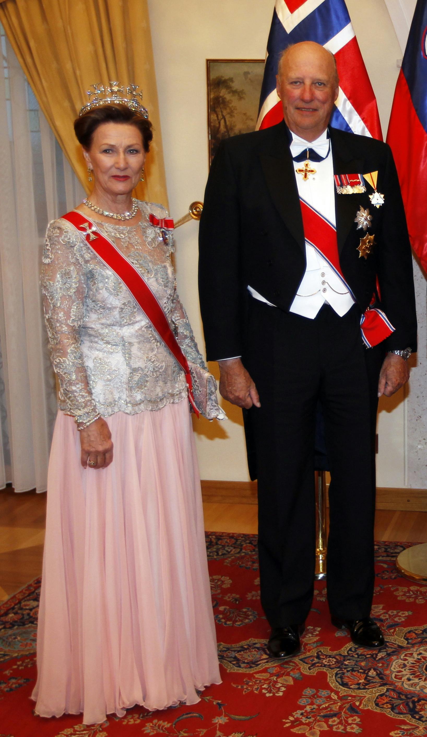 LJUBLJANA, SLOVENIA 20110509. Dronning Sonja og kong Harald under gallamiddagen på Brdo slott i Ljubljana i forbindelse med statsbesøket i Slovenia Foto: Lise Åserud / Scanpix