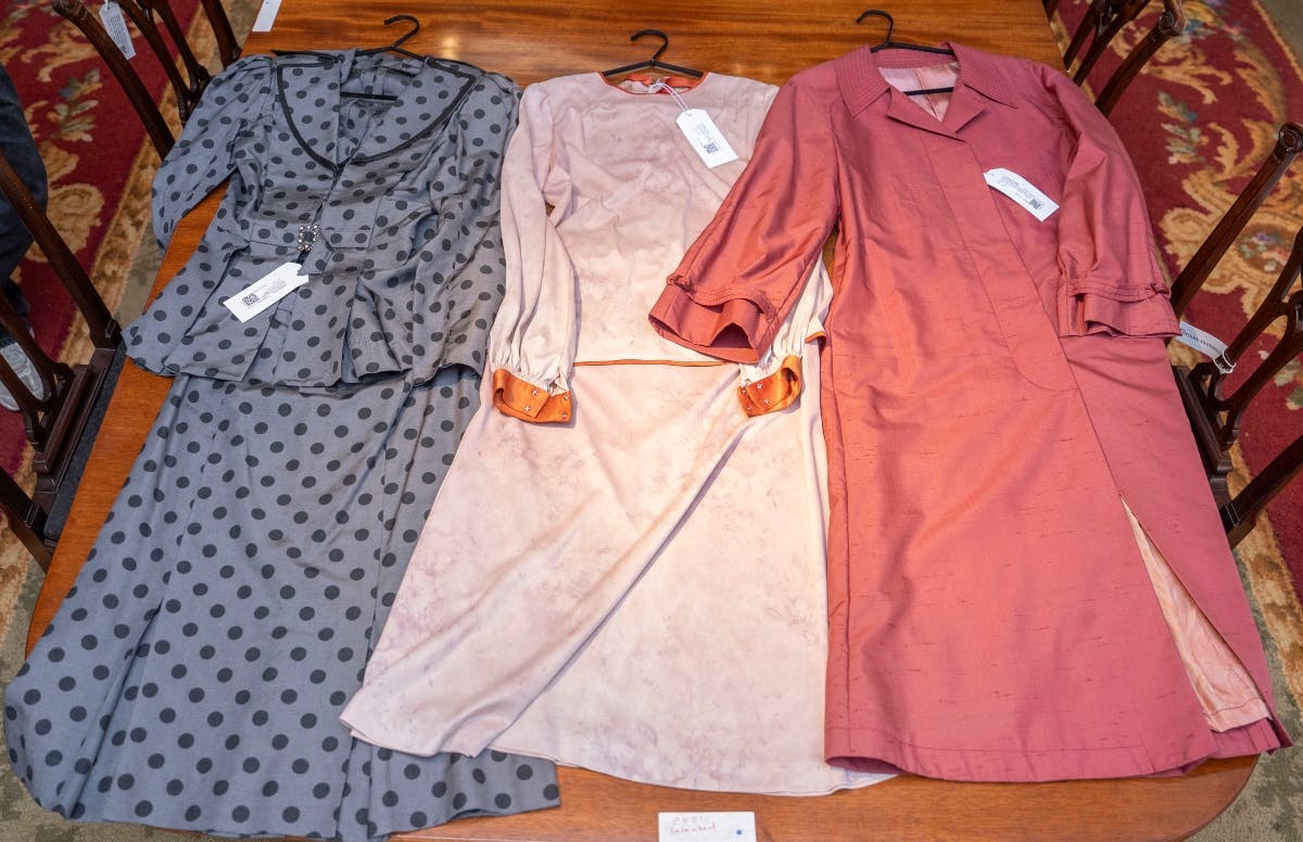 Flere af Maudes kjoler, som blev båret af skuespiller Malene Schwartz, skal på auktion i næste uge.