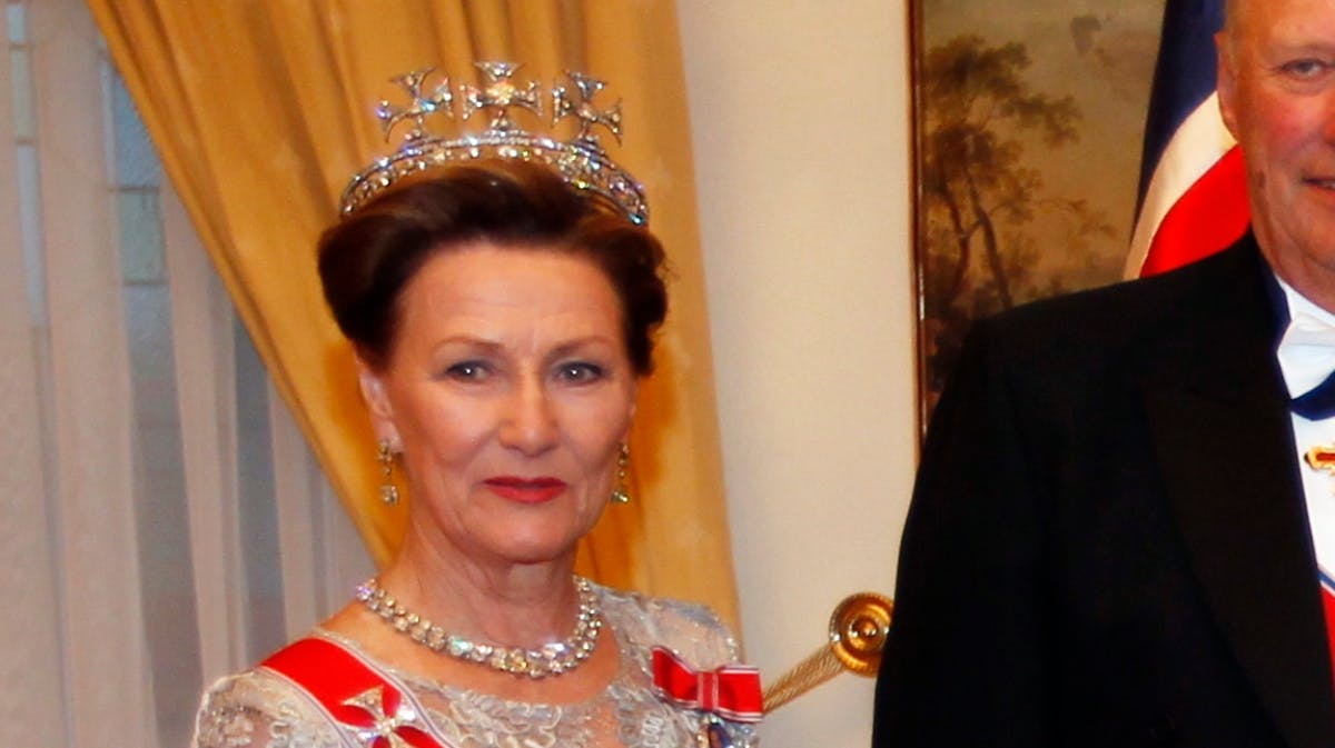 Dronning Sonja bar onsdag aften et unikt diadem. Her ses hun med det i 2011. 