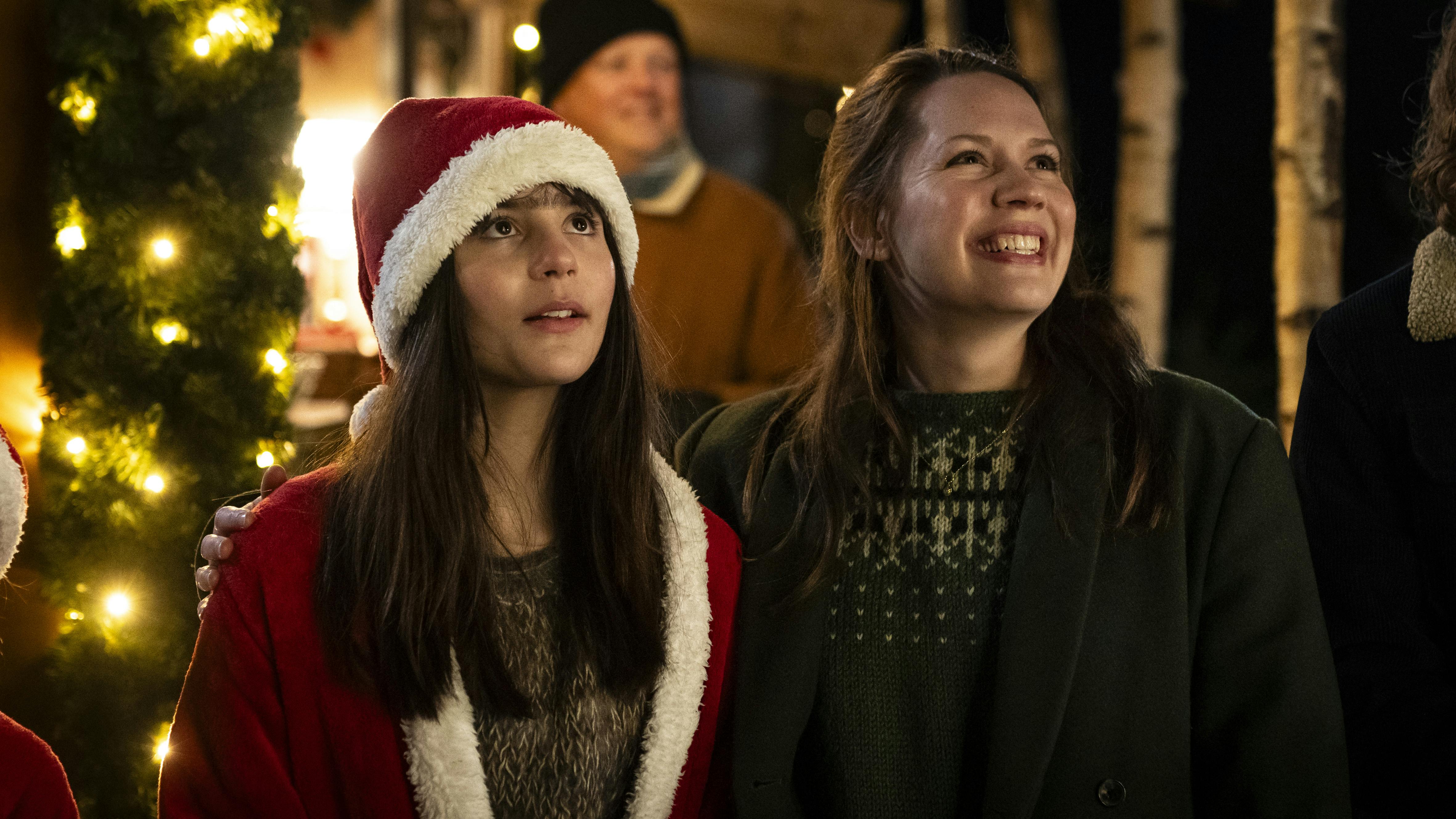 Amalie Dollerup spiller Valdes mor Malou i "Valdes Jul - Vintermiraklet" på TV 2. Her ses hun med Tala, spillet af Flora Augusta.