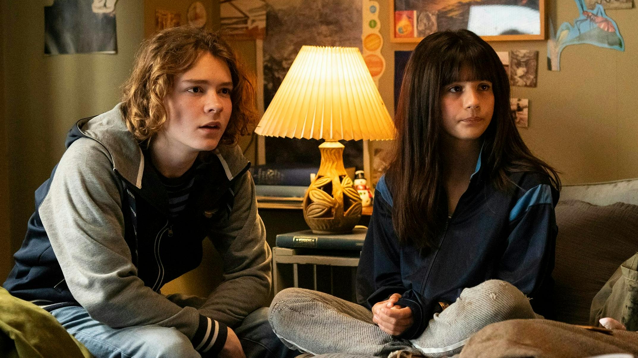 Sander Løkke Borg og Flora Augusta spiller Valde og Tala i julekalenderen ”Valdes Jul – Vintermiraklet”.