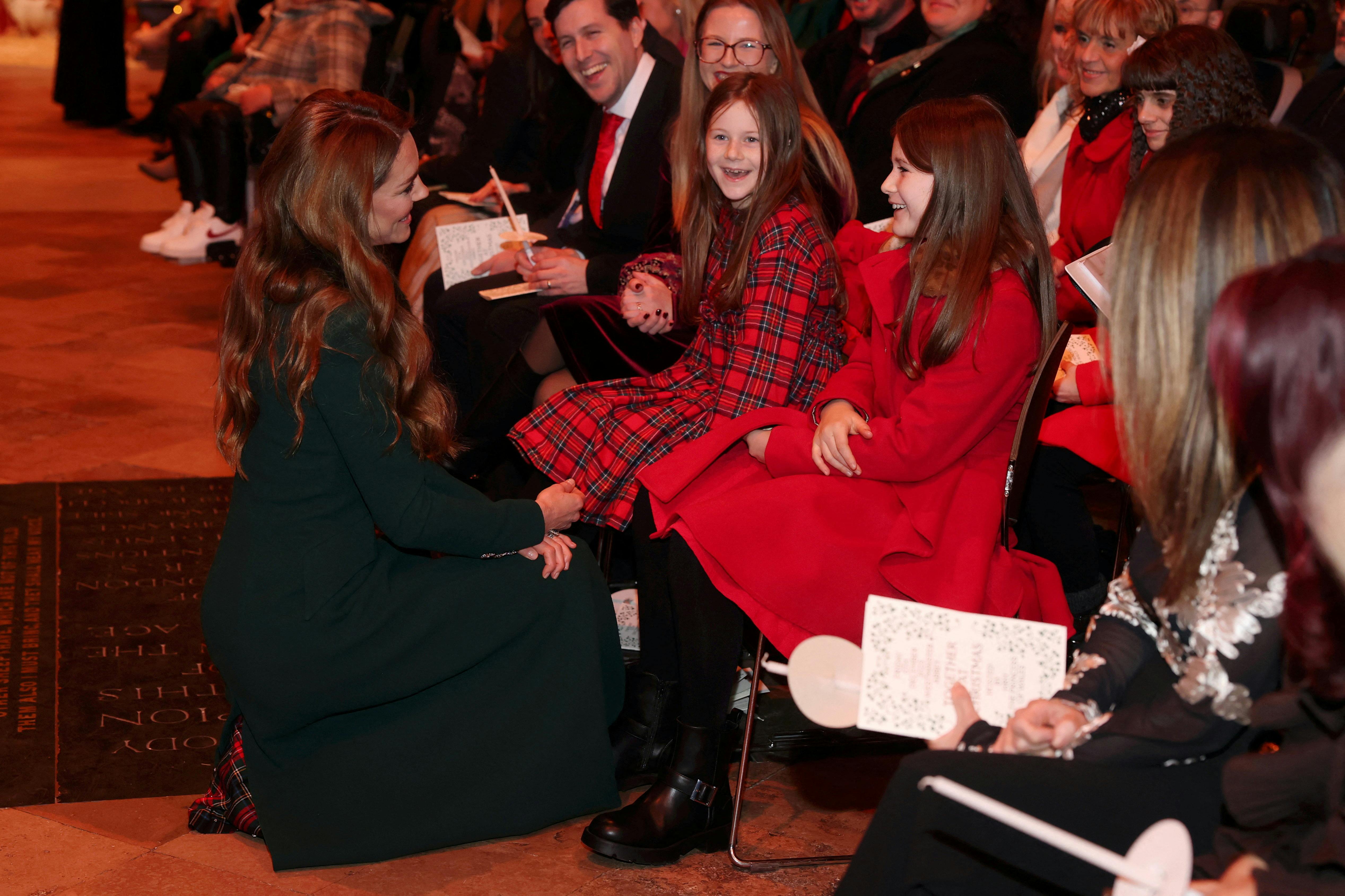 Prinsesse Kate i hyggeligt samvær med børnene i kirken. 