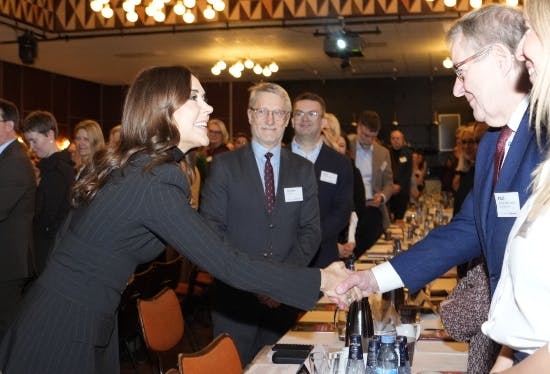 Dronning Mary sad lige overfor Poul Nyrup Rasmussen, som her tager imod den royale æresgæst