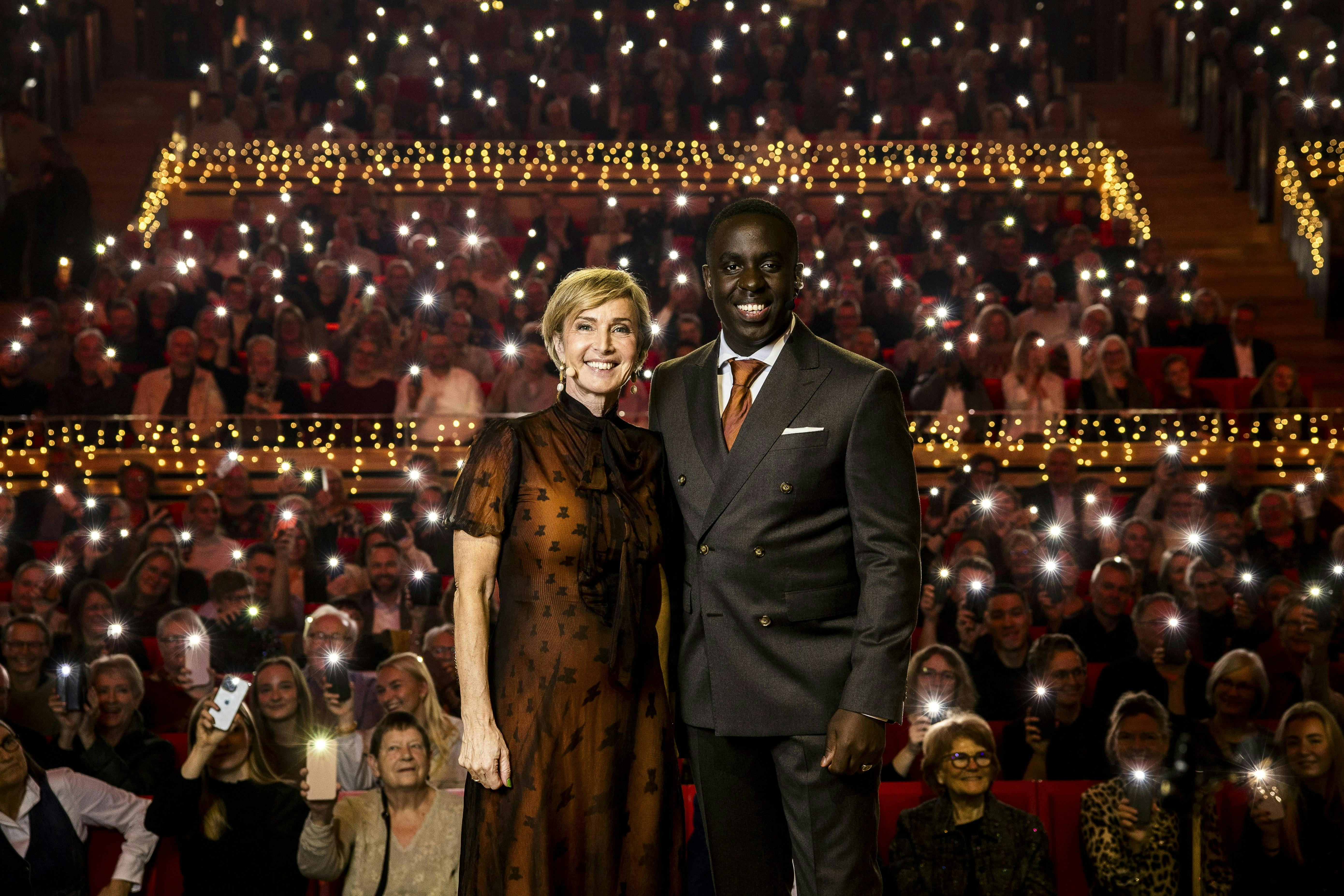 Natasja Crone og Melvin Kakooza er værter på "Alletiders Juleshow 2025". 