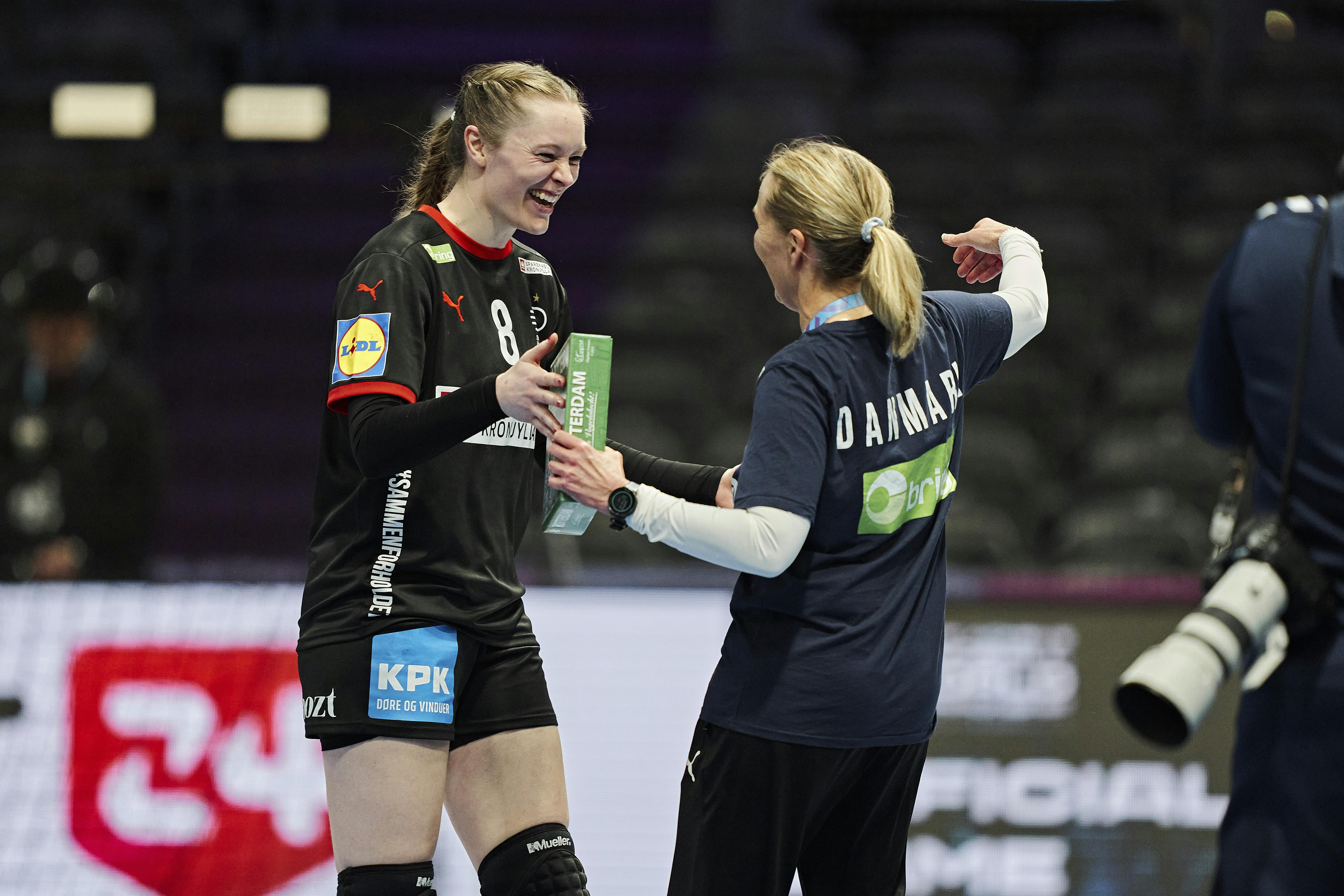 Danmarks cheftræner Helle Thomsen og Anne Mette Hansen efter mellemrundekampen i gruppe 1 ved VM i kvindehåndbold mellem Danmark og Schweiz, i Rotterdam i Holland, fredag den 5. december 2025.. (Foto: Thomas Traasdahl/Ritzau Scanpix)