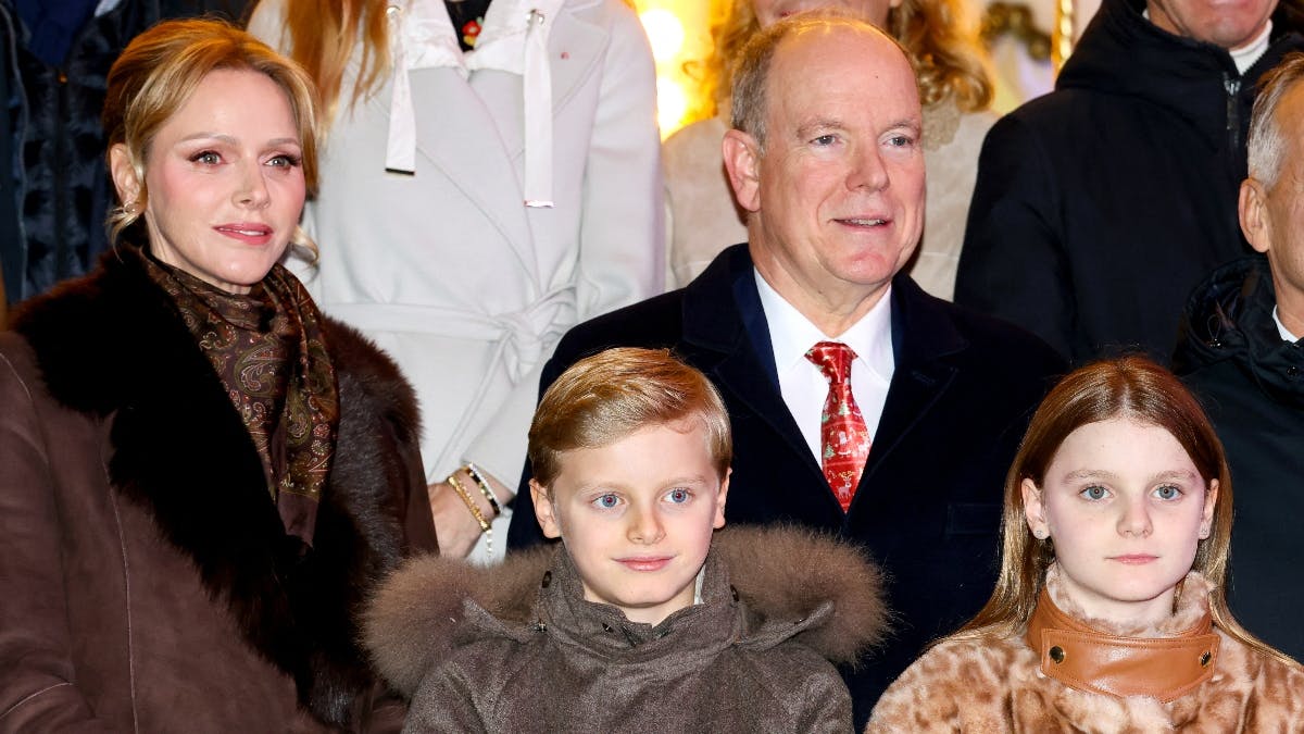 Fyrsteparret, Charlene og Albert, var til et stort jule-event med deres børn, arveprins Jacques og prinsesse Gabriella, fredag aften.&nbsp;
