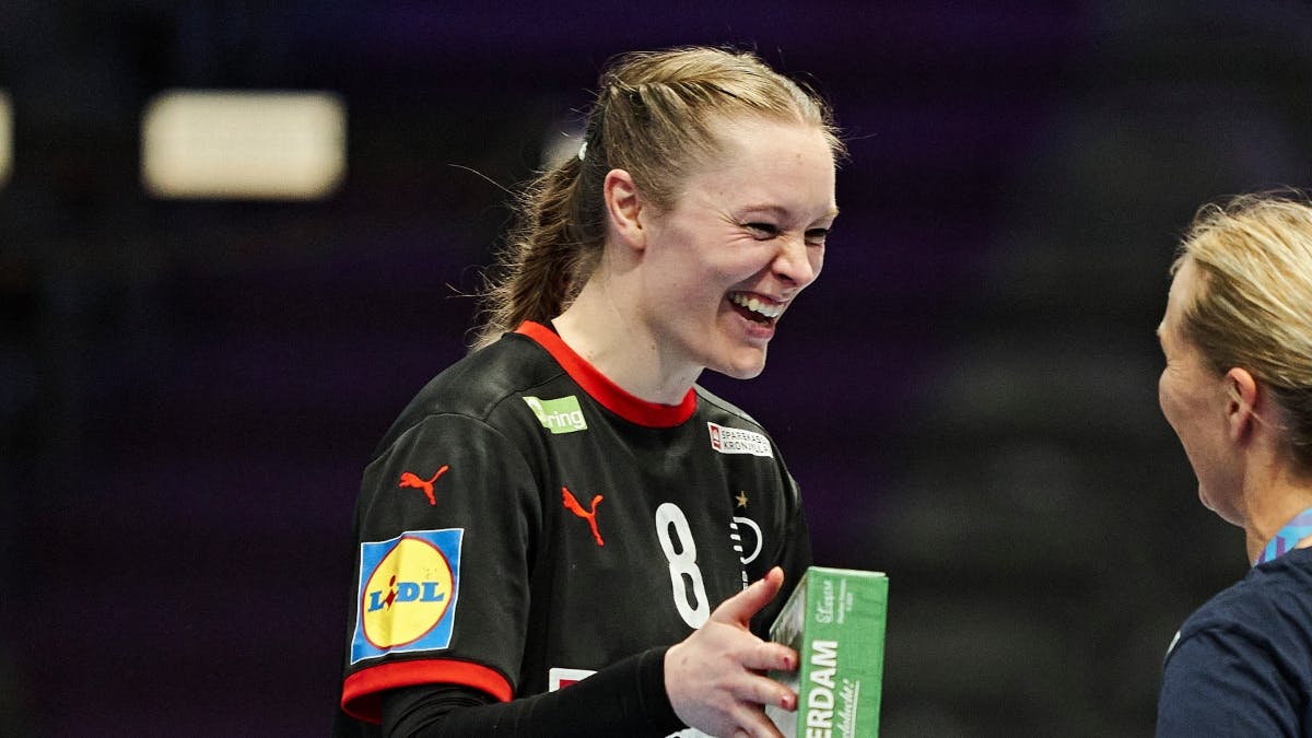 Anne Mette Hansen bliver overrasket af landstræner Helle Thomsen efter kampen mod Schweiz.