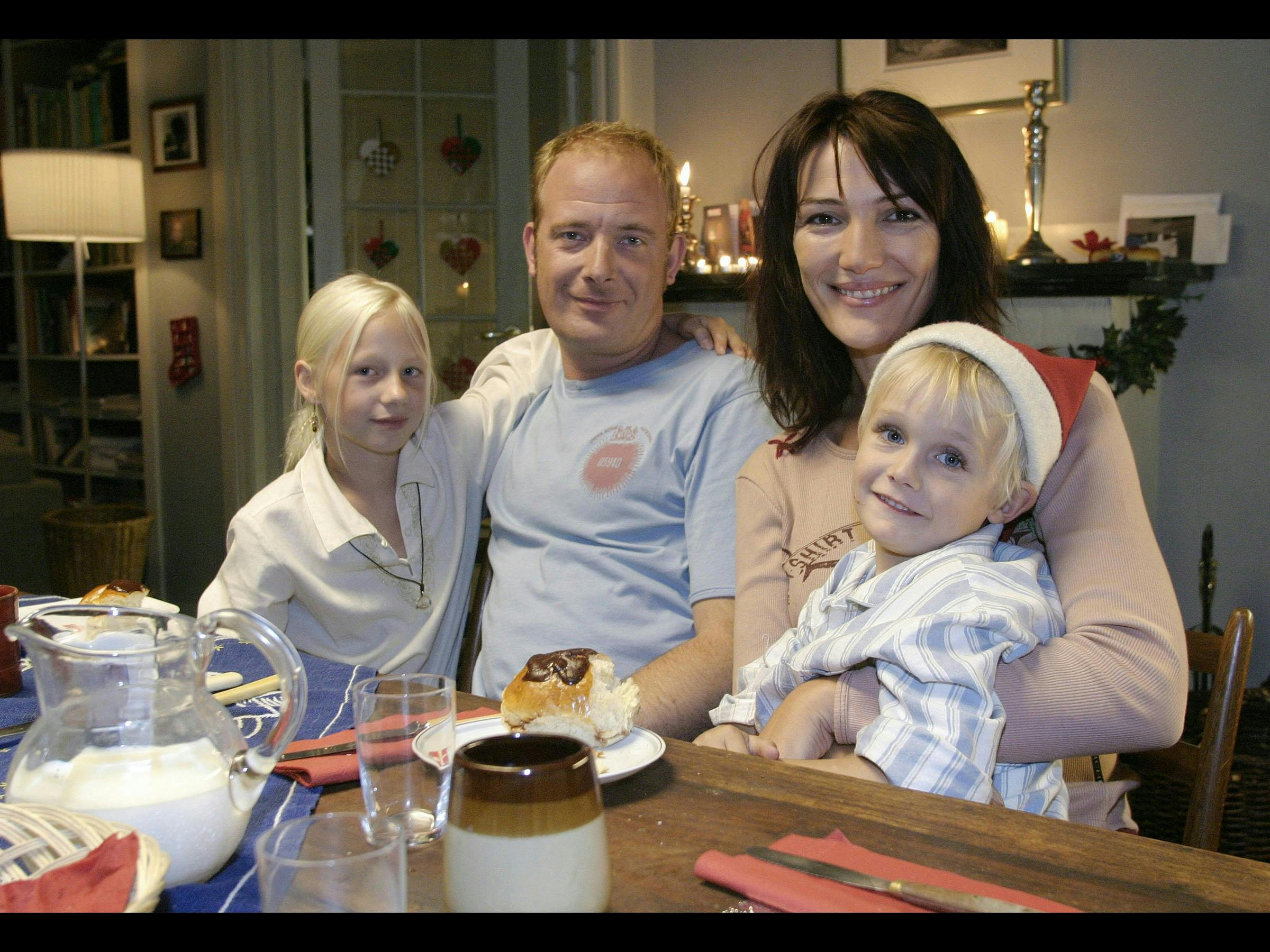 I "Jesus & Josefine", som man i denne måned kan se eller gense på TV 2, bliver Josefines forældre Jesper og Louise aldrig indviet i hendes tidsrejseeventyr.