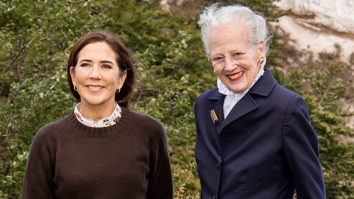 Dronning Mary og dronning Margrethe i højt humør på Møns Klint tidligere i år. 