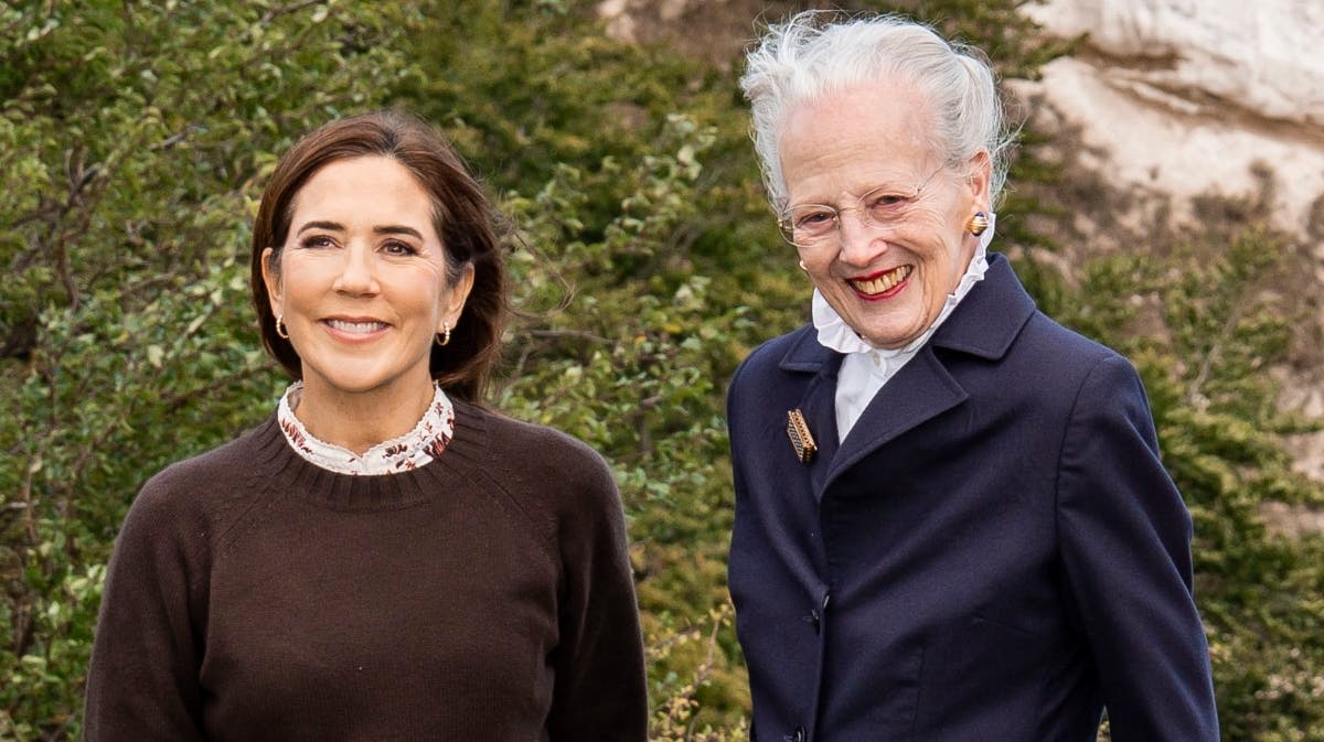 Dronning Mary og dronning Margrethe i højt humør på Møns Klint tidligere i år.