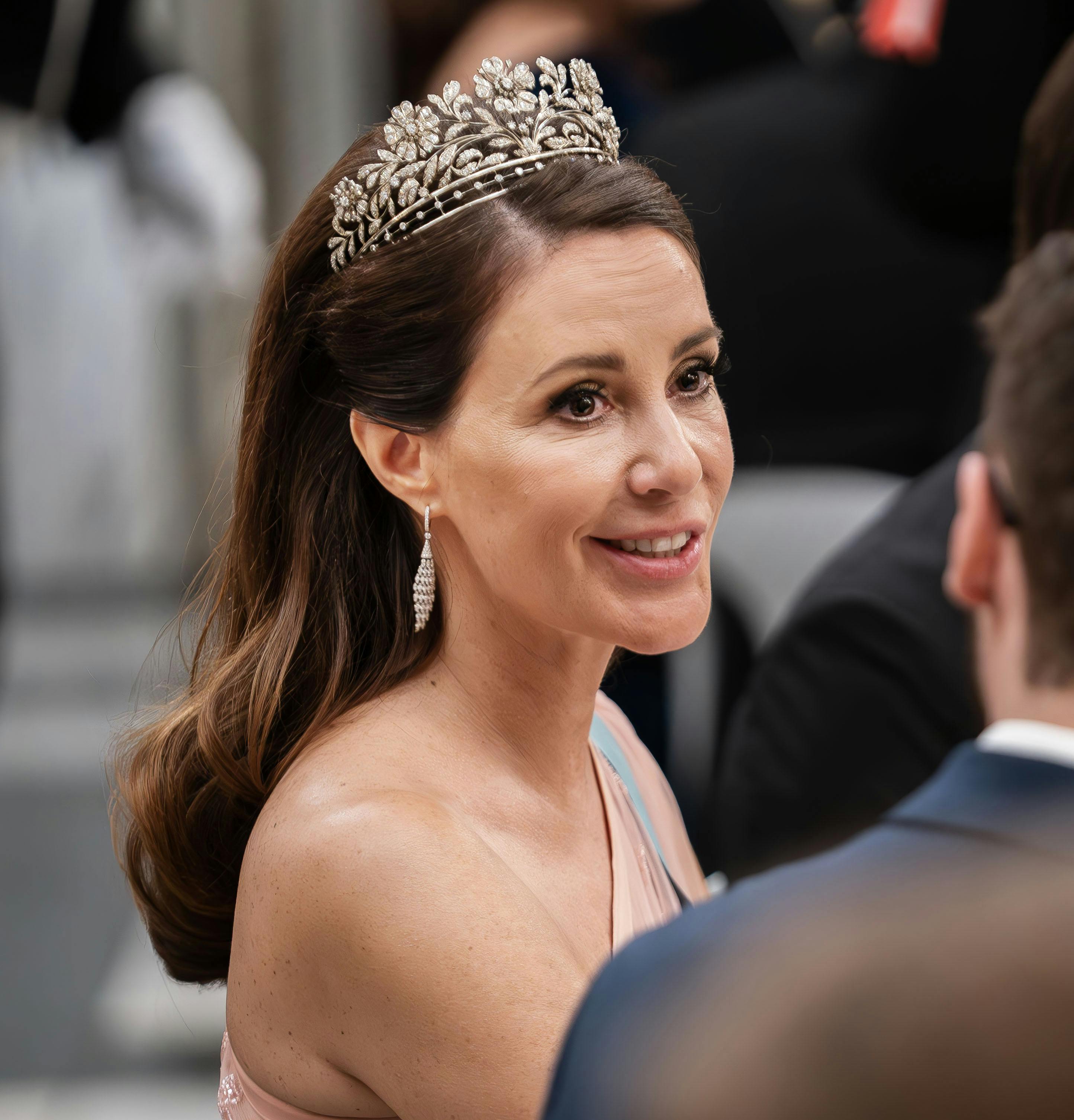 Prinsesse Marie er tydeligt glad for diamantøreringene.