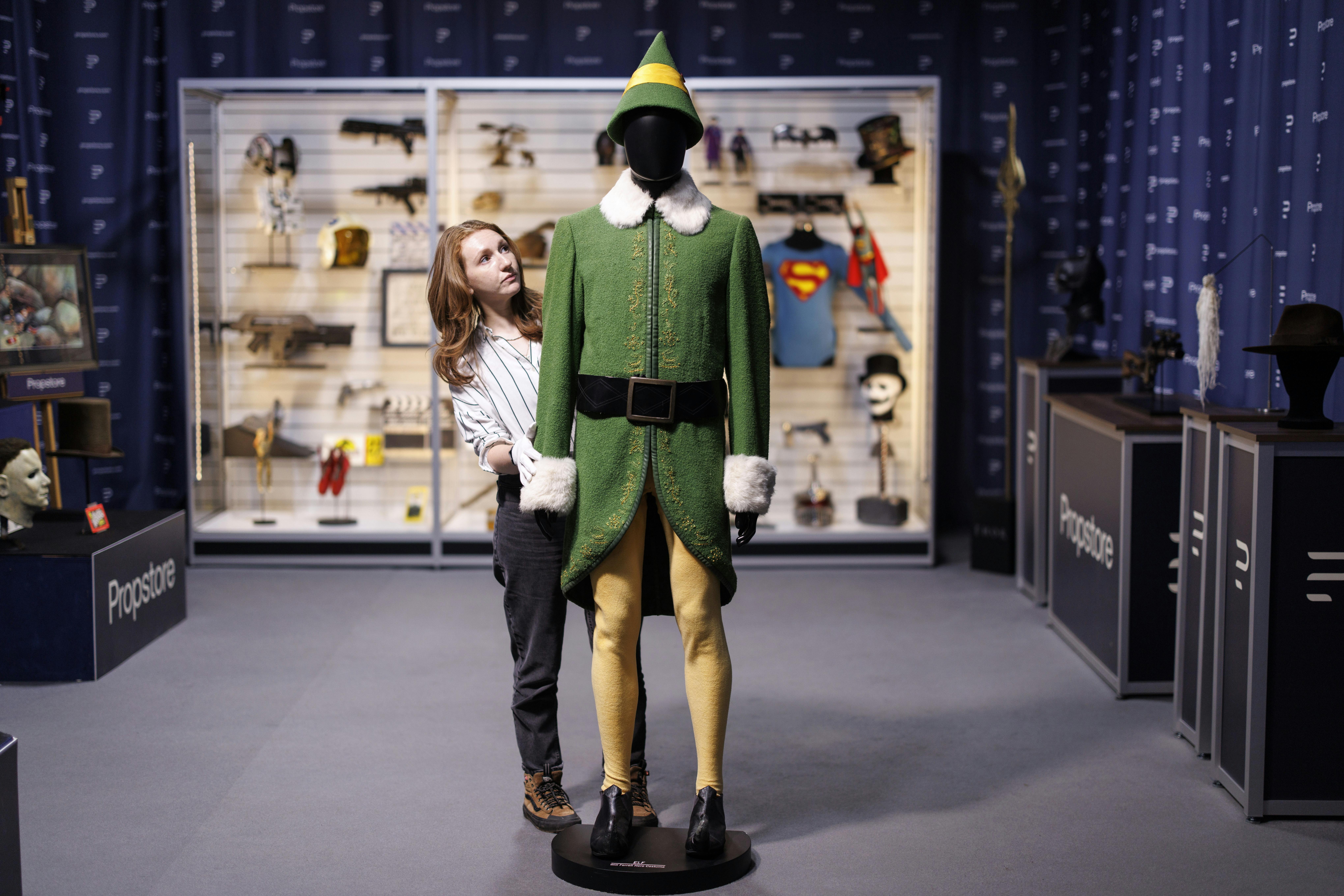 Her er kostumet fra "Elf" ved at blive gjort klar til auktionen.