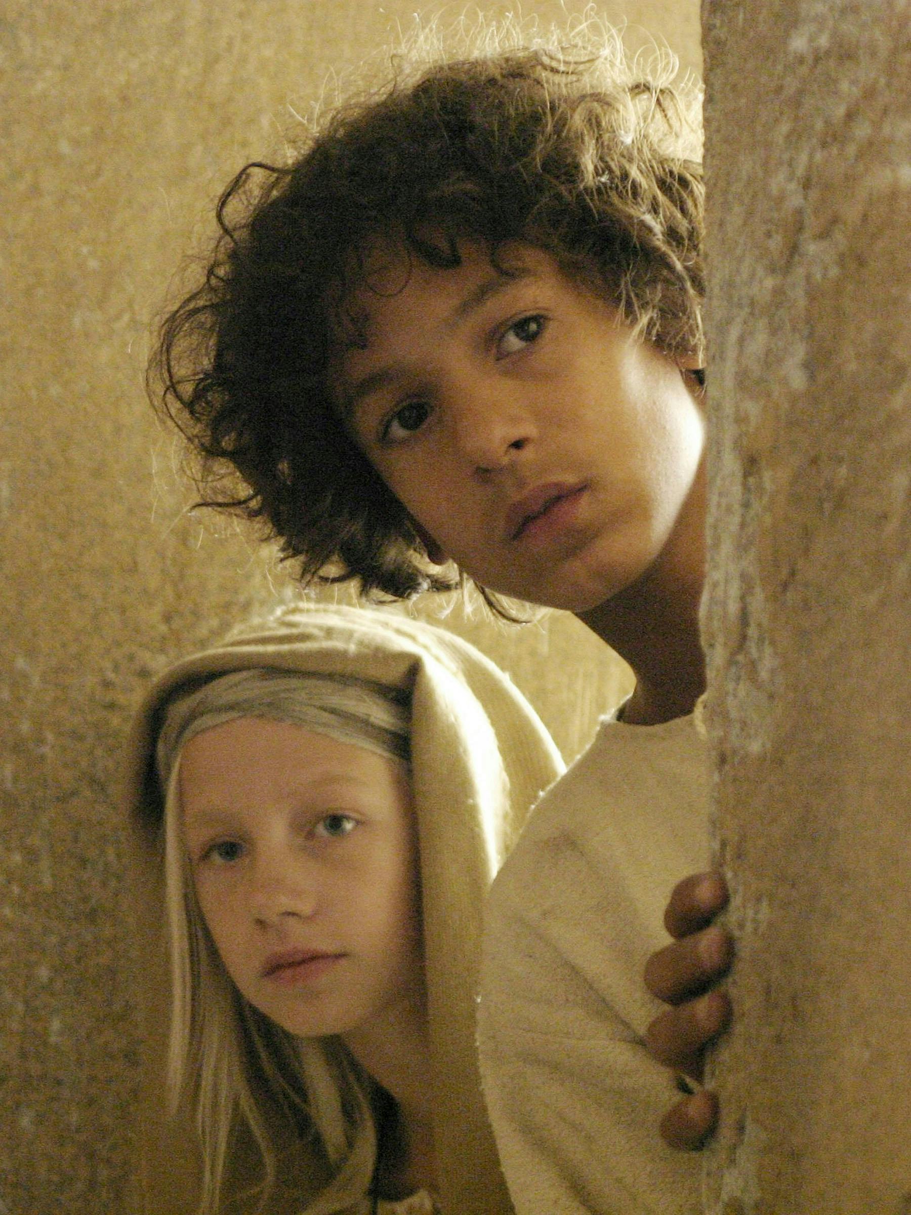 Pernille Kaae Høier som Josefine og Sebastian Aagaard-Williams som Jesus i "Jesus & Josefine".