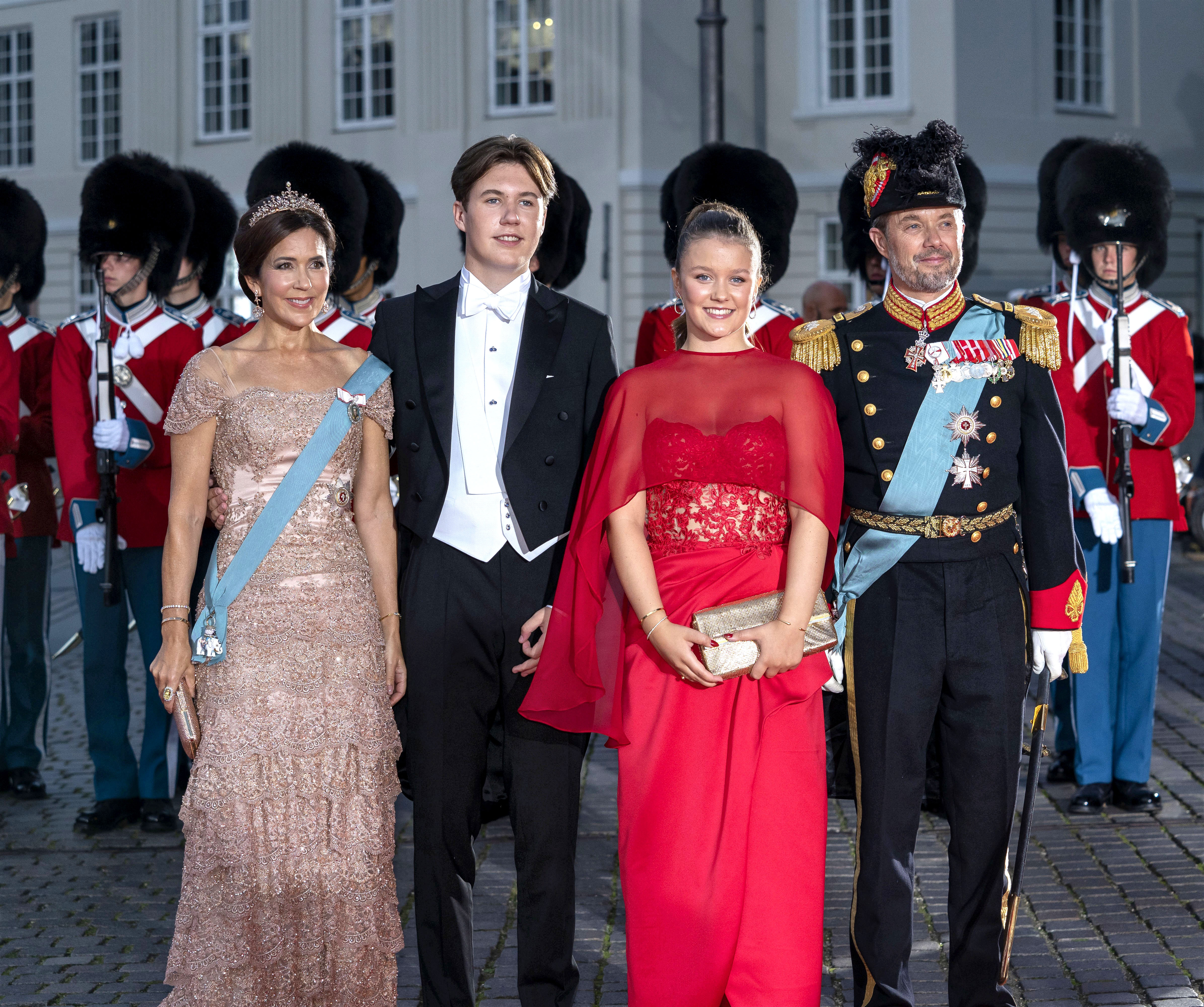 Prinsesse Isabella i smuk julerød: Har båret den fyrige farve før ...