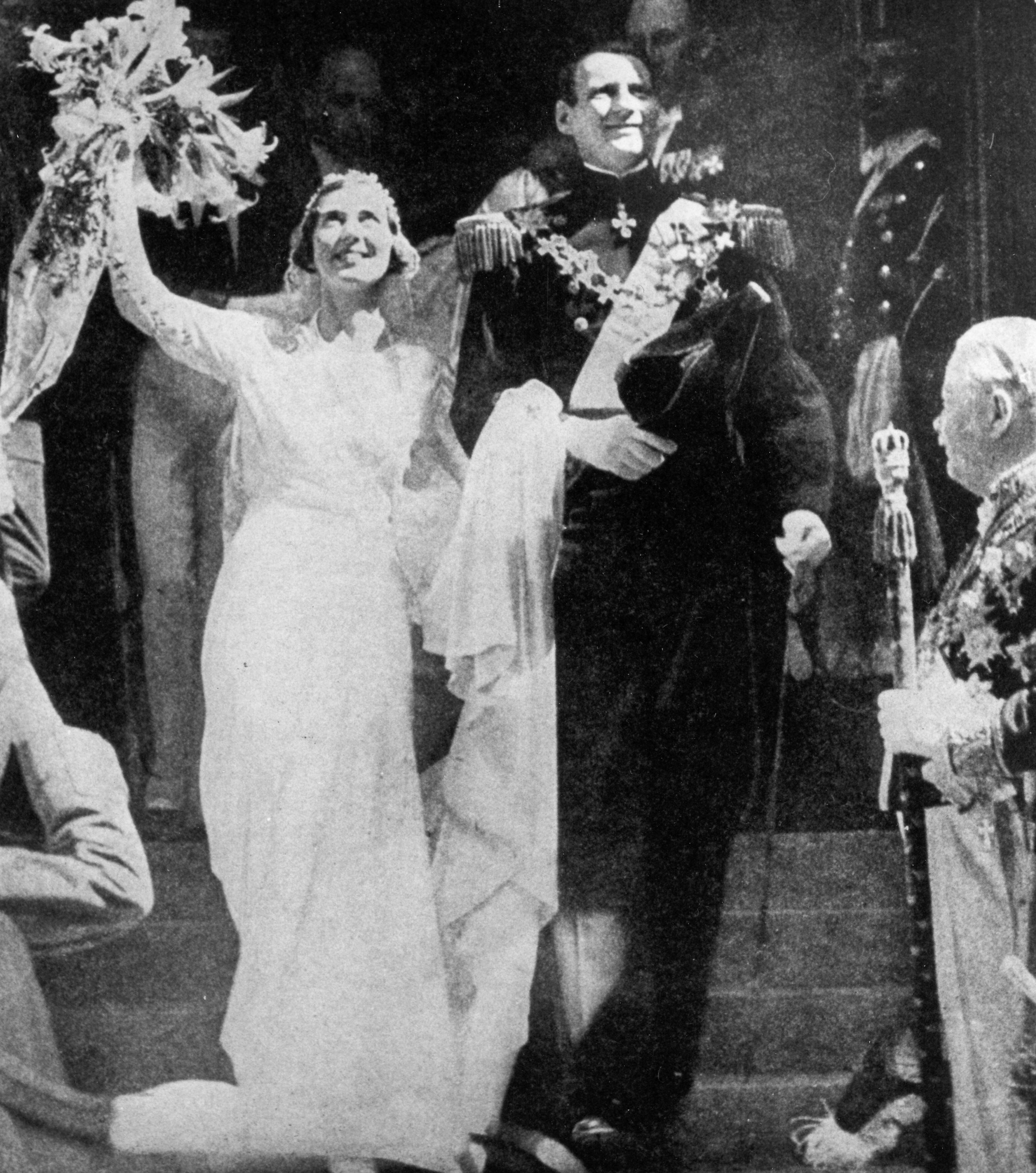 Det nygifte danske kronprinsepar forlader Storkyrkan i Stockholm d. 24. maj 1935.