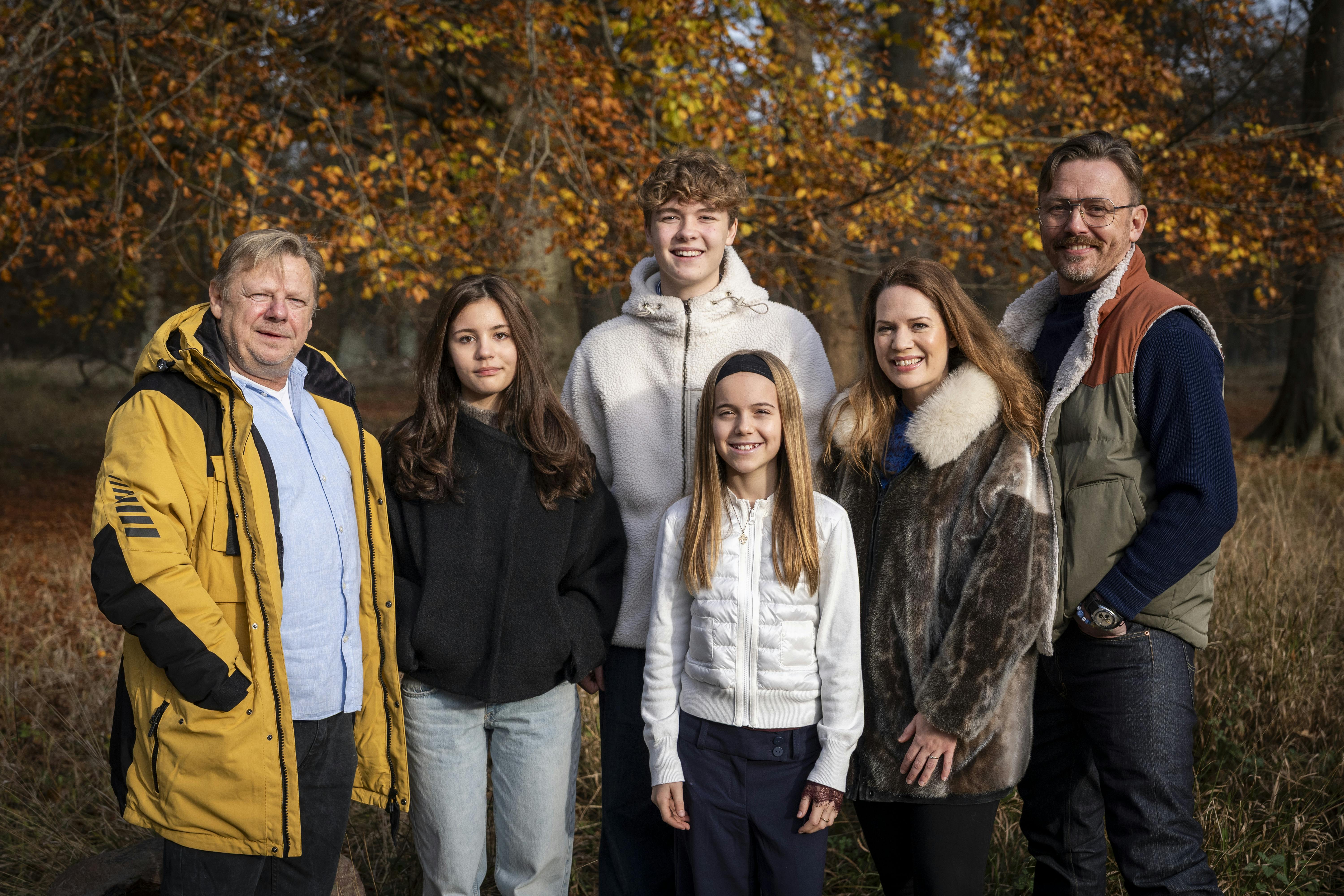 Amalie Dollerup med sin tv-familie i "Valdes Jul - Vintermiraklet". Her kan man tydeligt se, at Valde, spillet af Sander Løkke Borg, er noget højere end hende.