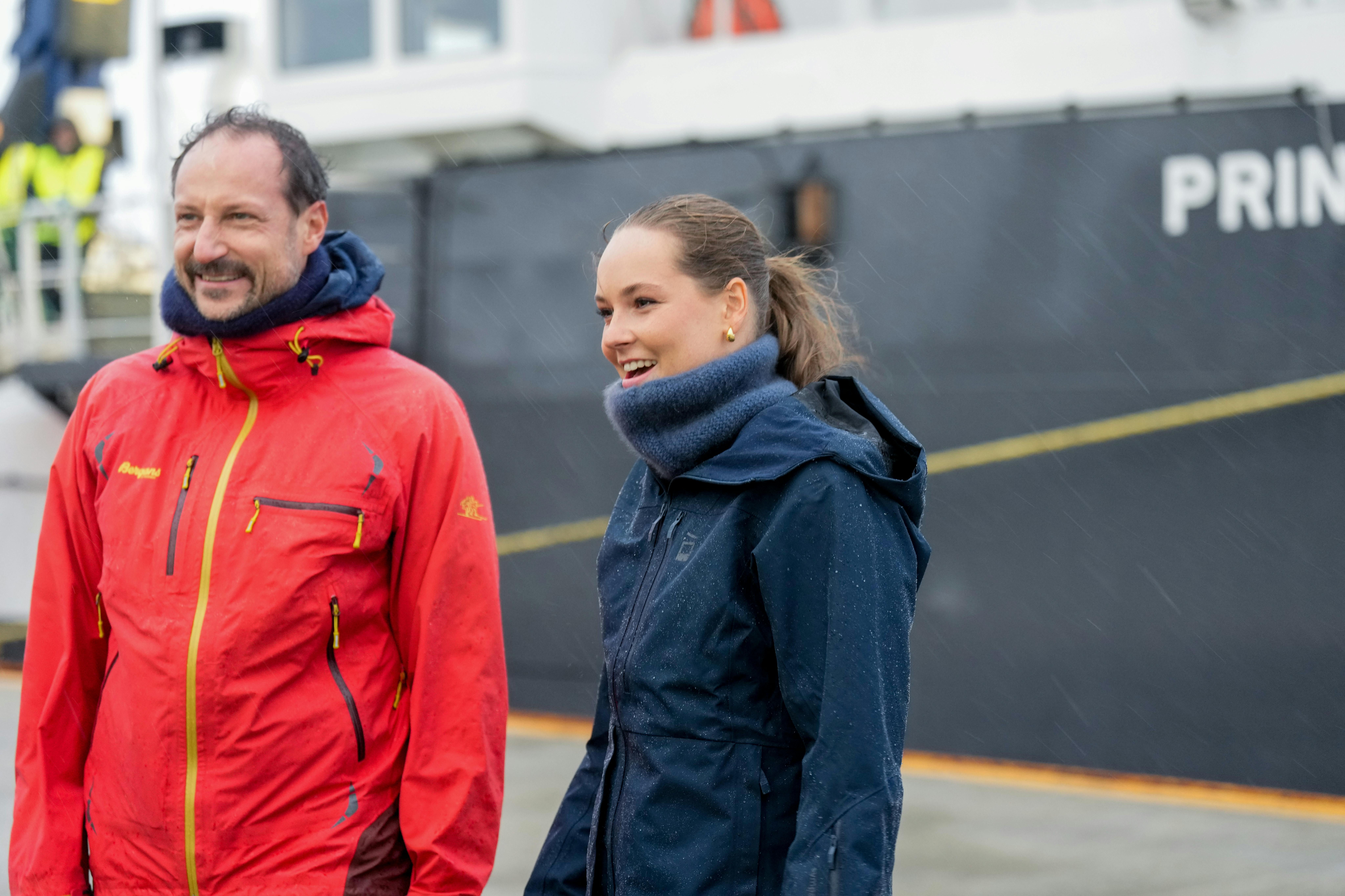 Prinsesse Ingrid Alexandra med sin far, kronprins Haakon, ved ankomsten til skibet.