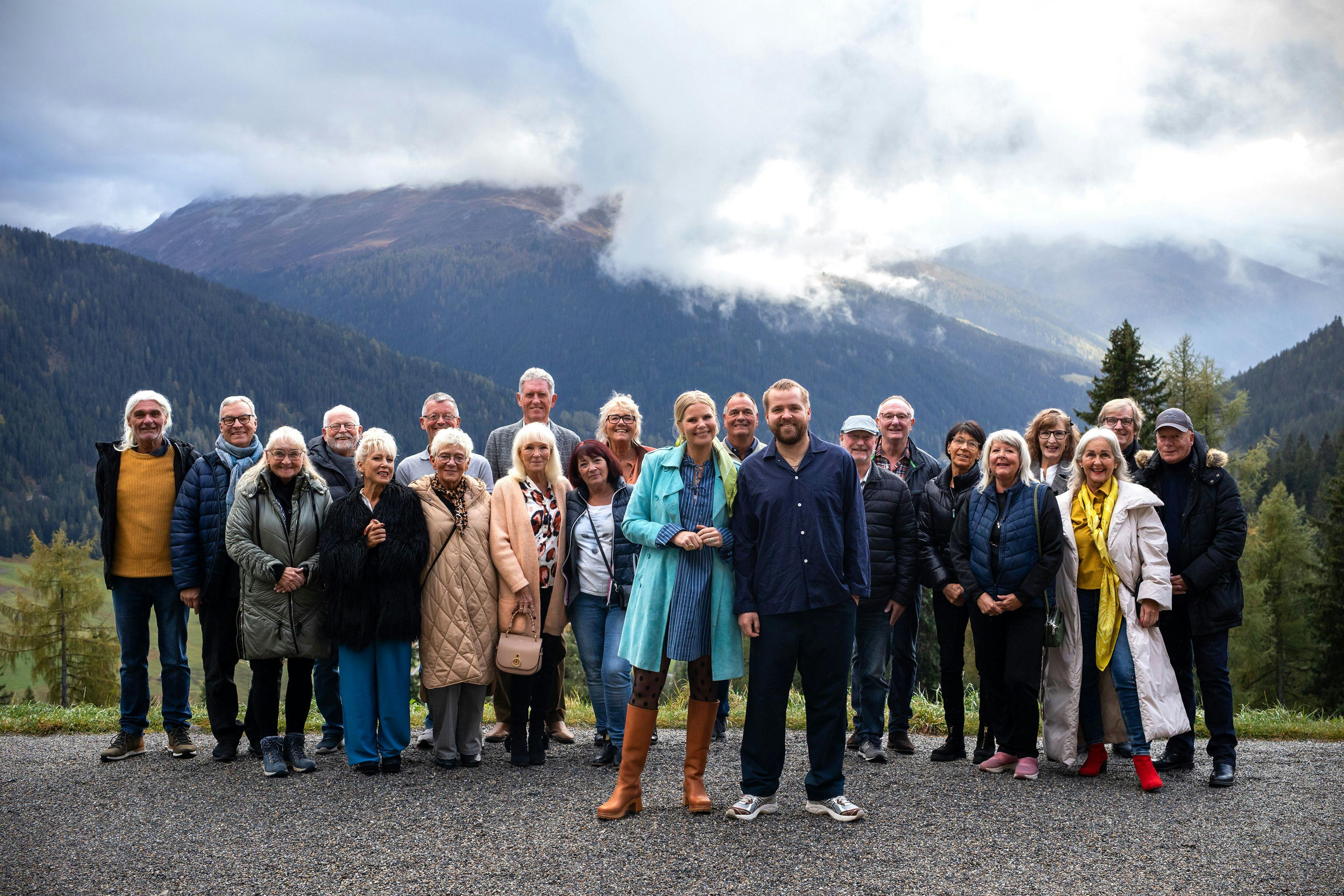 De 20 deltagerne i "Hotel Romantik" 2025 med værterne Sofie Linde og Joakim Ingversen.