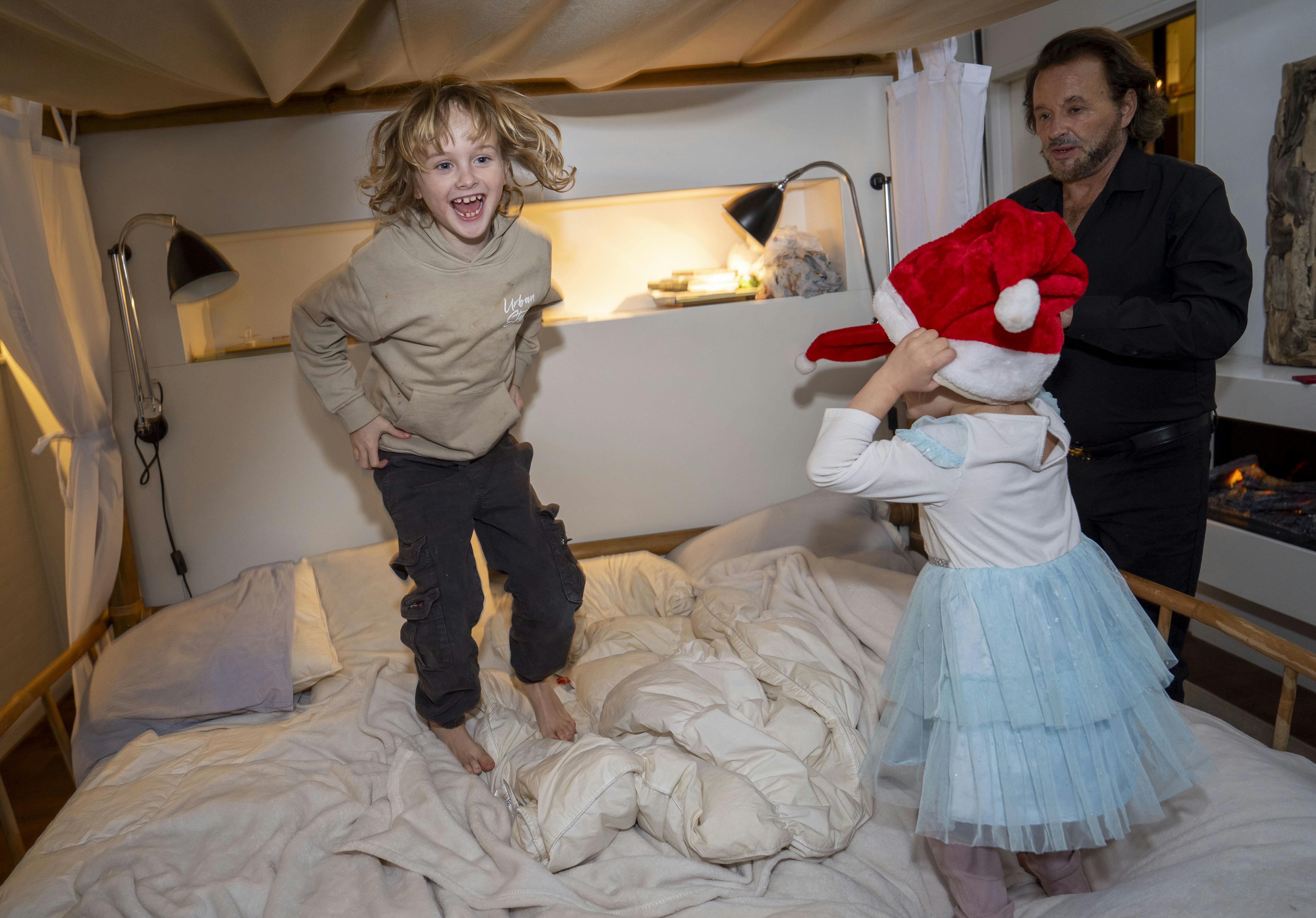 Lucas tager en hoppetur i sengen, men lillesøster Aura tager nissehue på.