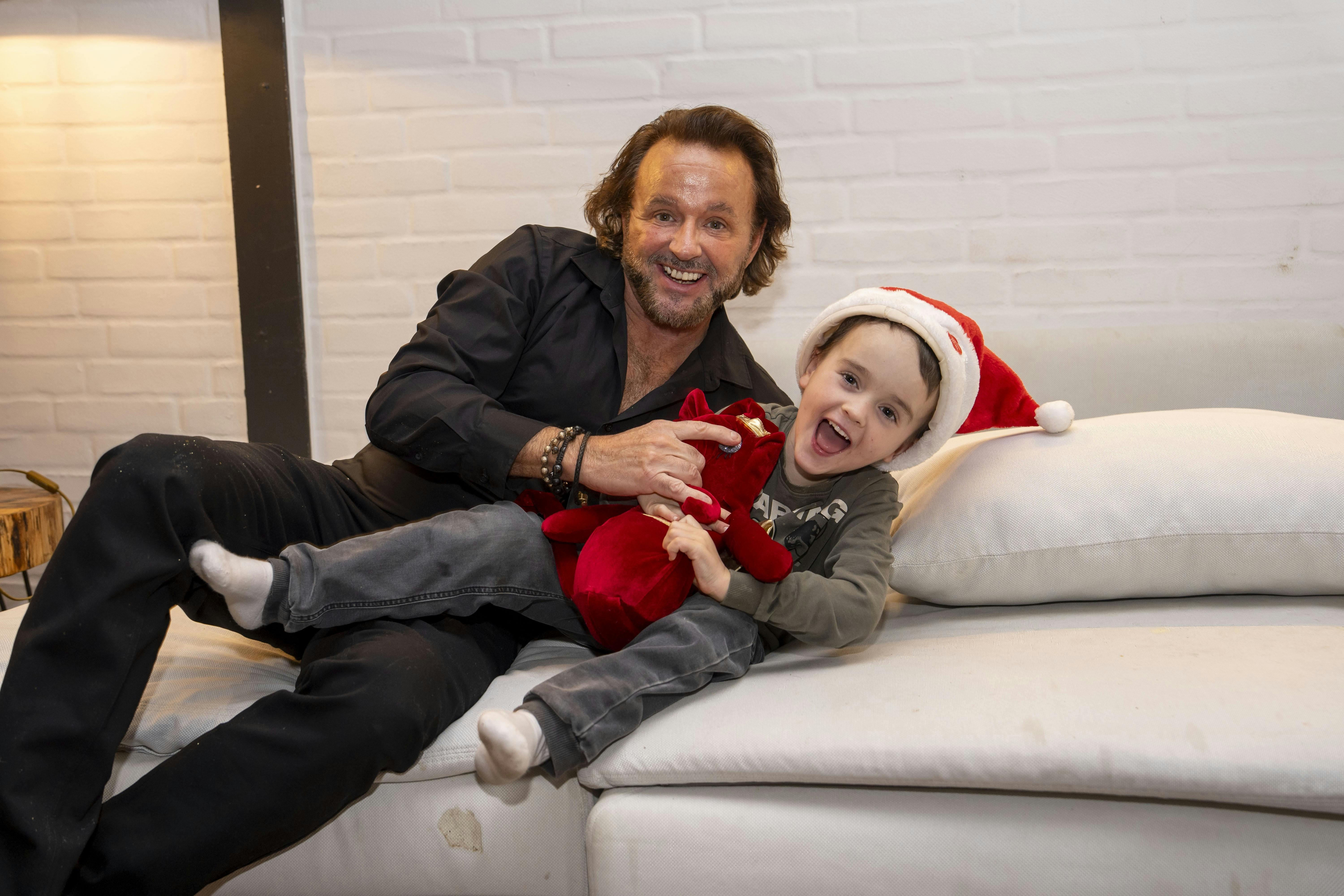 Dennis Knudsen med sønnen Noah.