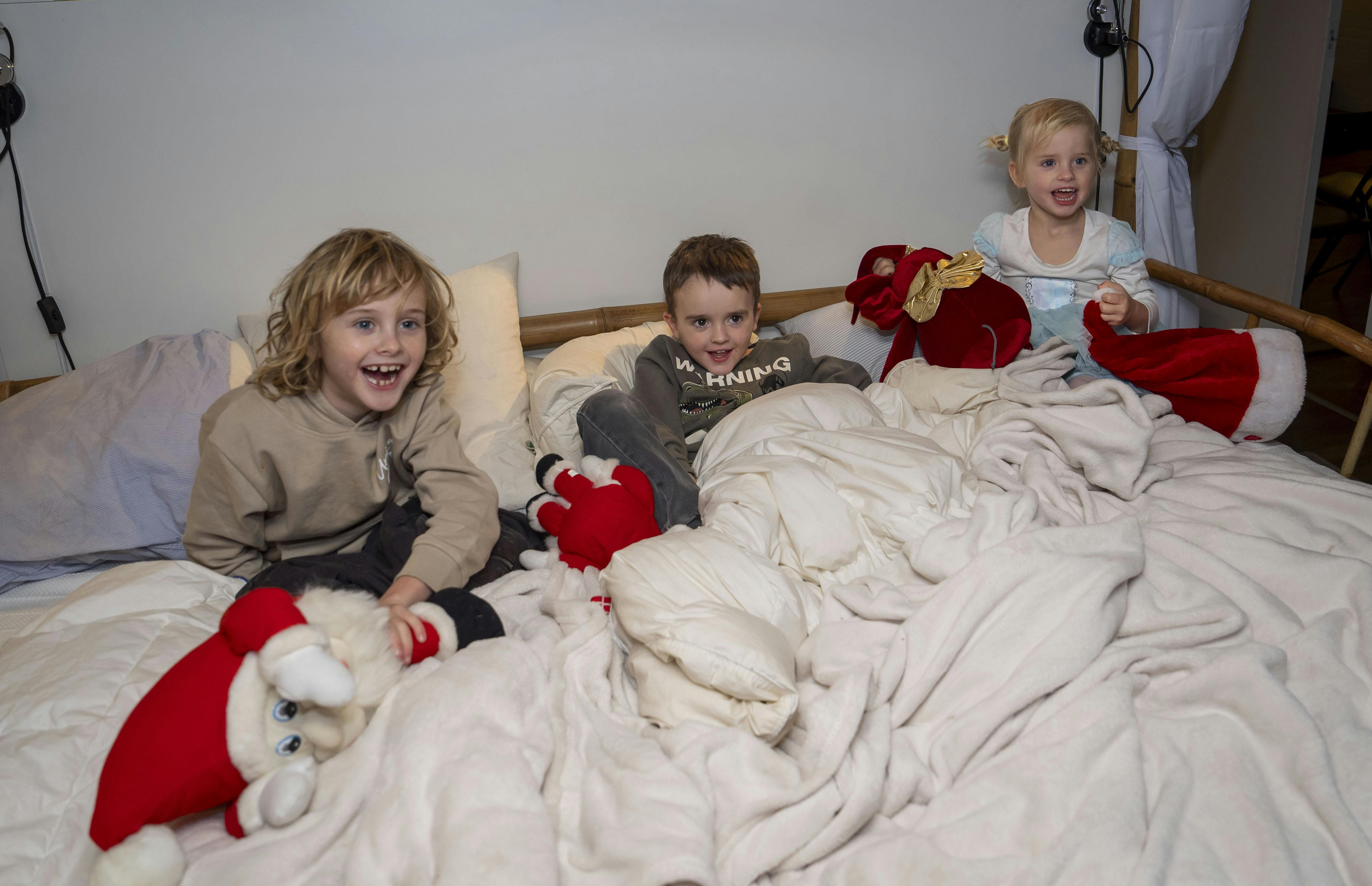 Dennis Knudsens tre børn, Lucas, Noah og Aura klar til nisseløjer.
