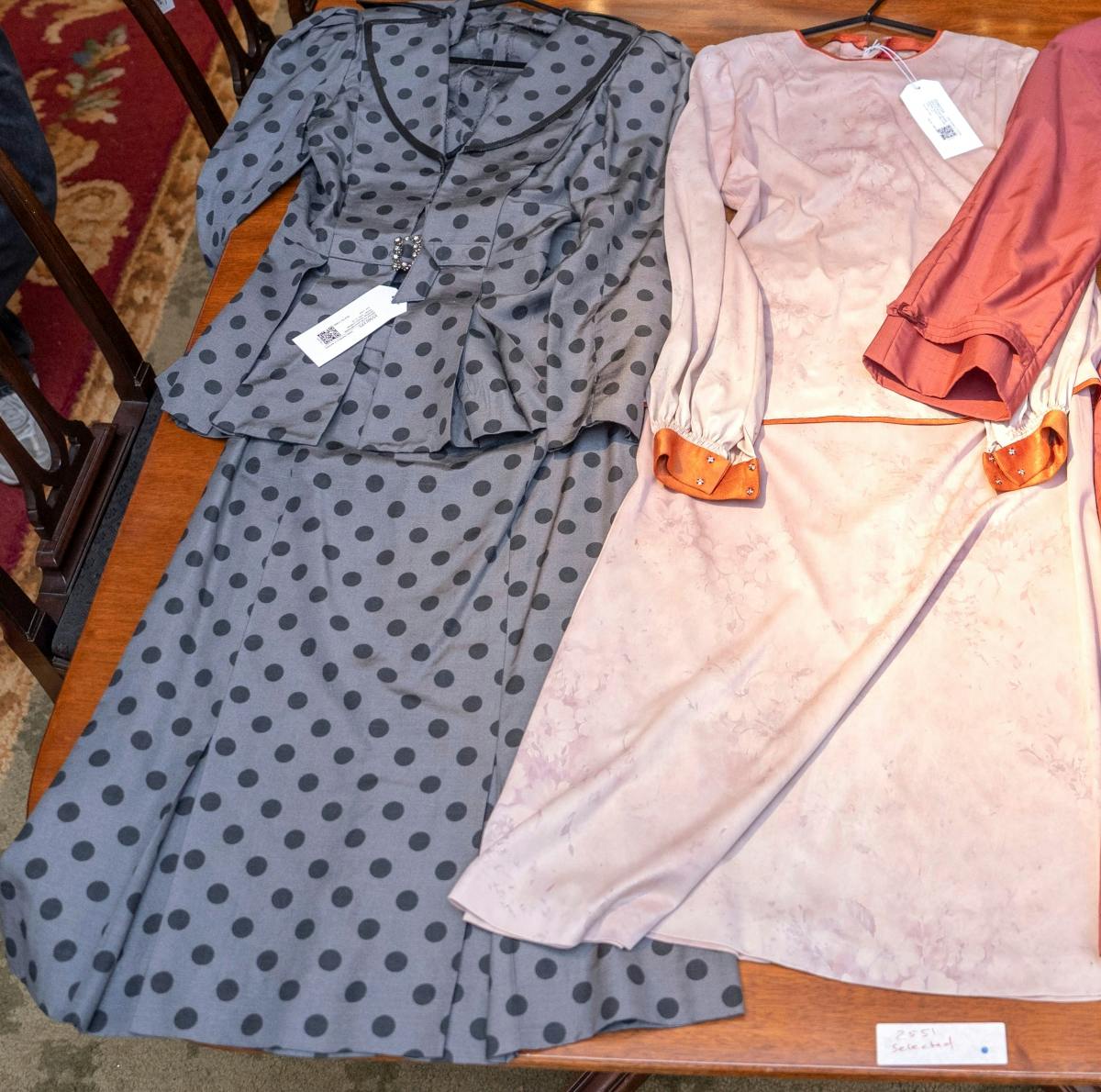 Maude Varnæs' grå kjole: Vurdering: 10.000 kr. Solgt for 18.500 kr.   Maude Varnæs' rosa kjole: Vurdering: 8.000-10.000 kr. Solgt for 15.500 kr. 