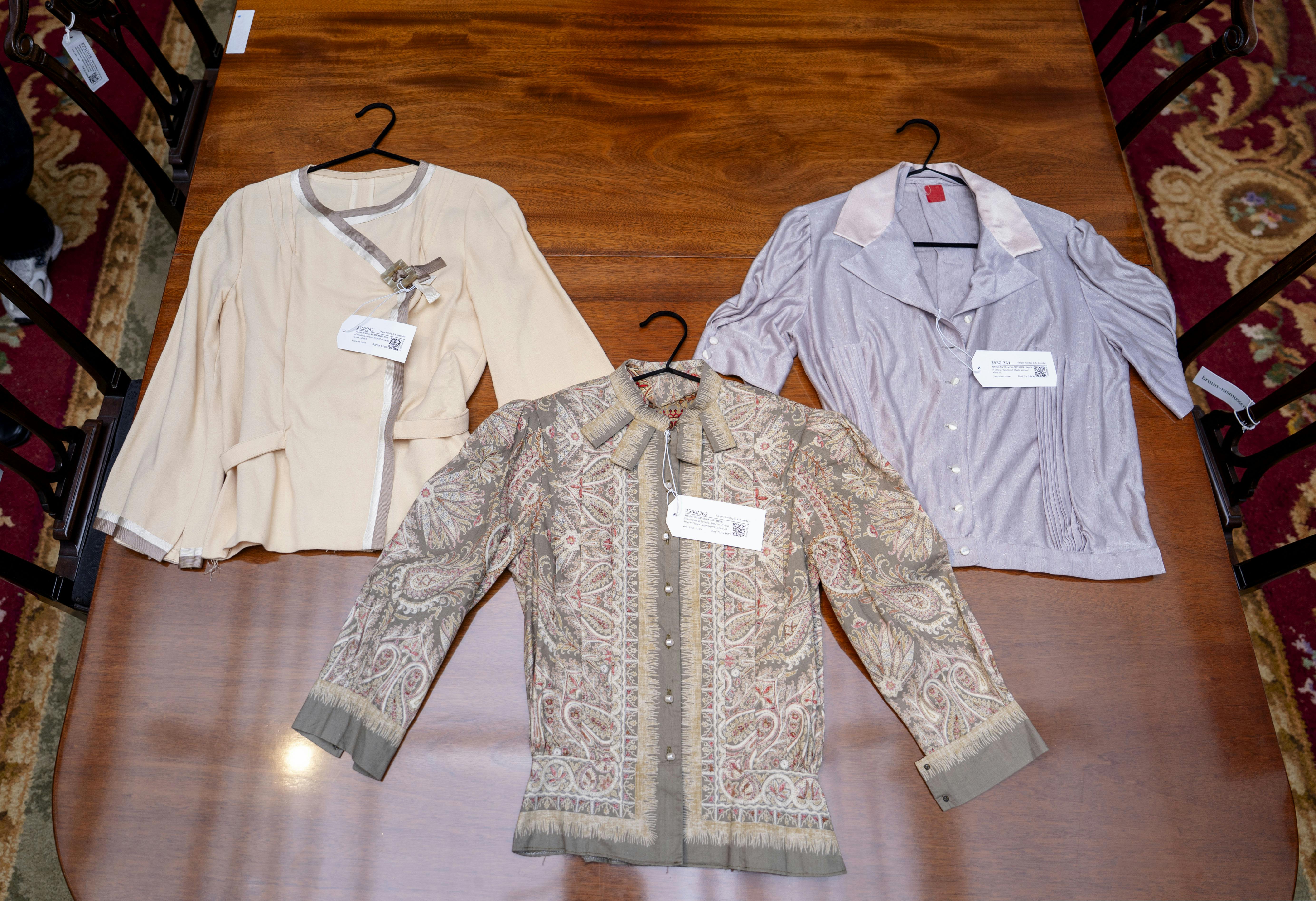 Maude Varnæs' bluse (øverst t.v.): Vurdering: 8.000-10.000 kr. Solgt for 11.500 kr. Vicki Arnesens bluse (nederst i midten): Vurdering: 8.000-10.000 kr. Solgt for 16.000 kr. Madue Varnæs' bluse (øverst t.h.): Vurdering: 8.000-10.000 kr. Solgt for 9.000 kr.