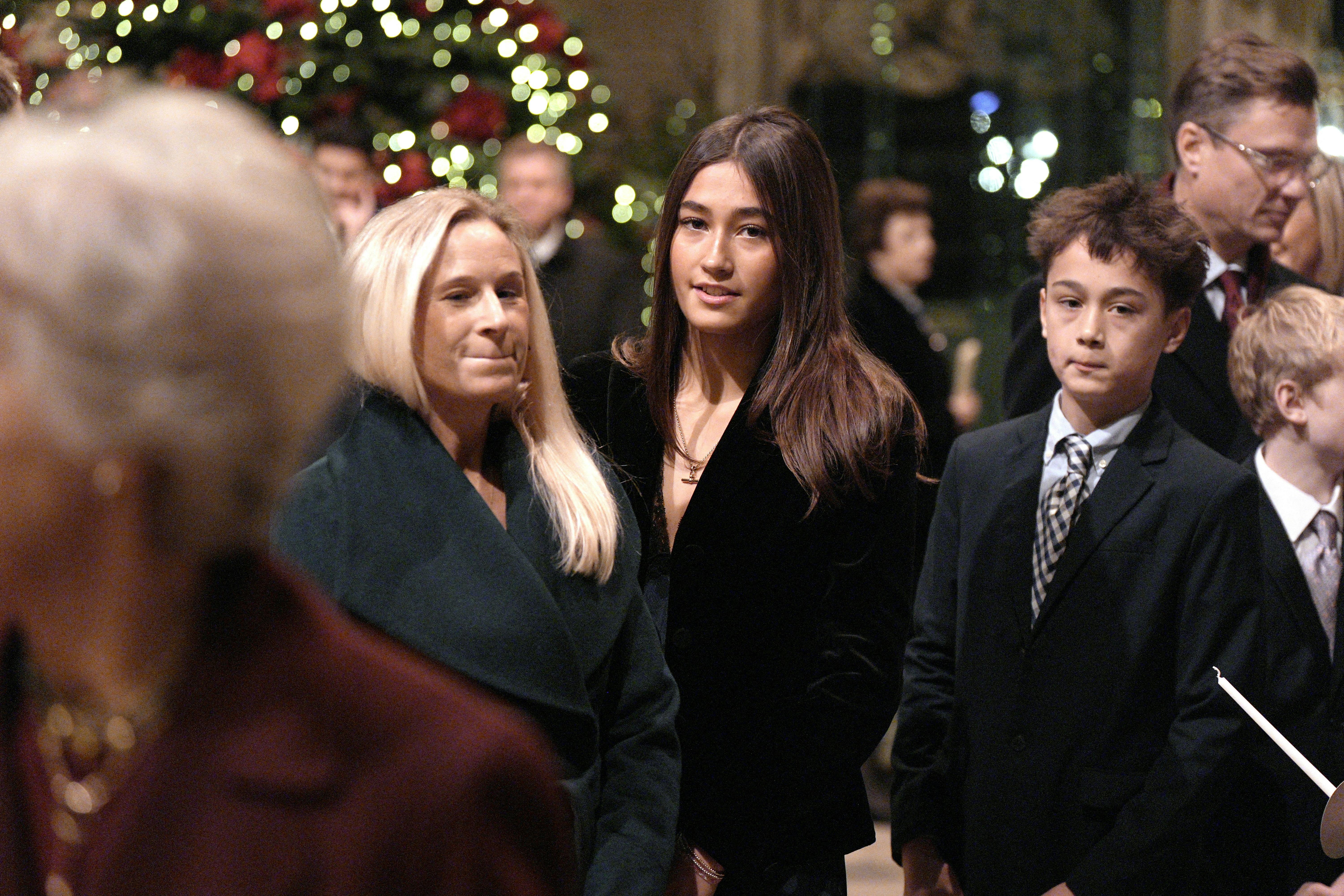 Lady Davina Windsor og hendes to børn, datteren Senna Kowhai, 15, og sønnen Tāne Mahuta, 13, deltog i prinsesse Catherines julegudstjeneste.