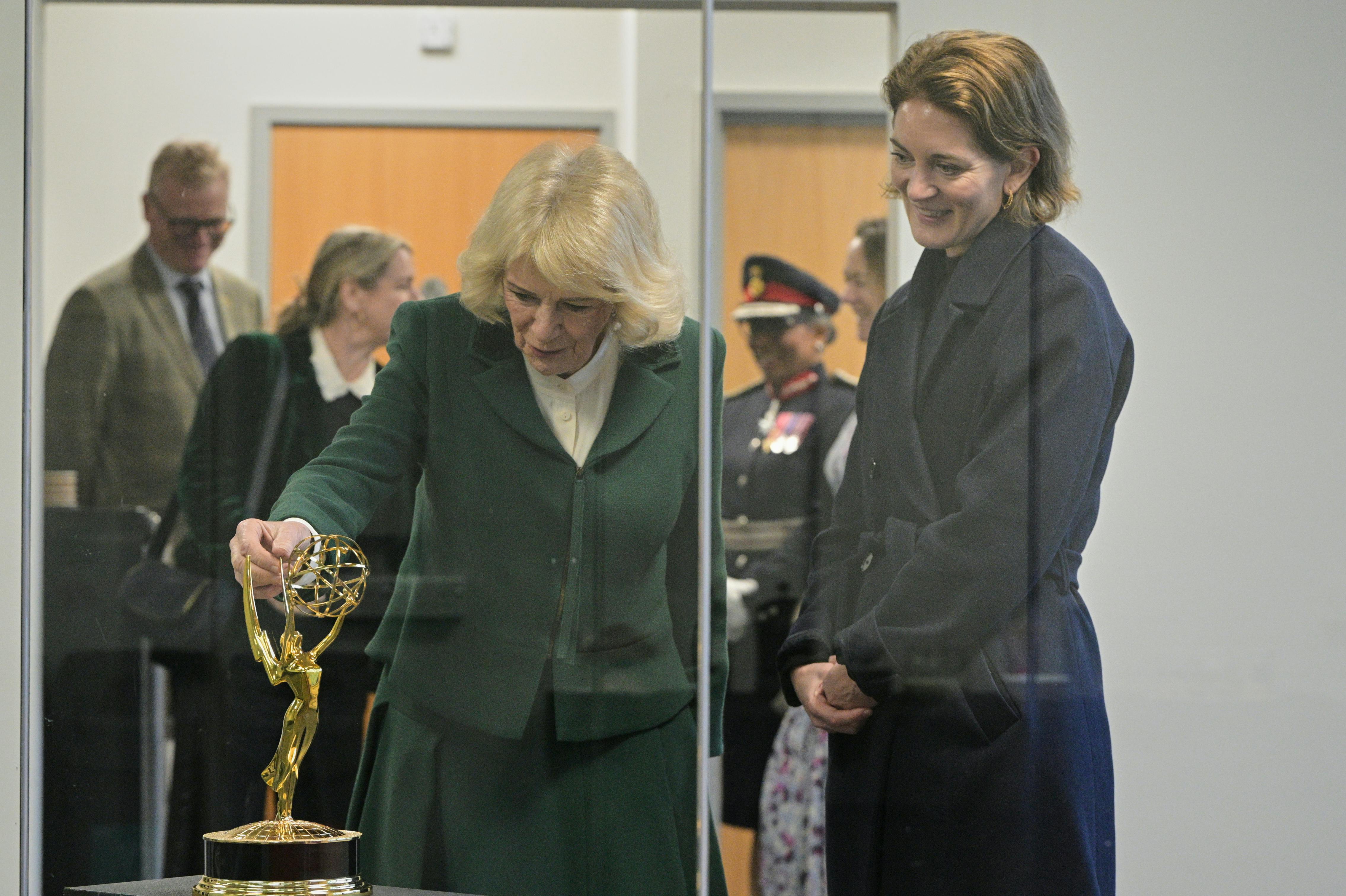 Laura Lopes kan ses i baggrunden på dette Laura Lopes kan ses i baggrunden på dette billede. Hun står som nummer to fra venstre. Forrest står dronning Camilla sammen med produceren Felicity Blunt. . Hun står som nummer to fra venstre. 