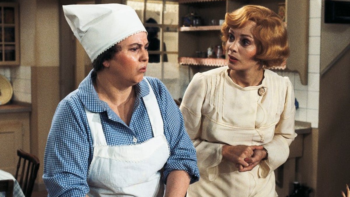 Laura og Maude i "Matador". En del af bankdirektørfruens tøj er netop blevet solgt på auktion. 