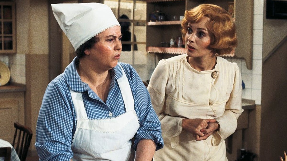 Laura og Maude i "Matador". En del af bankdirektørfruens tøj er netop blevet solgt på auktion.