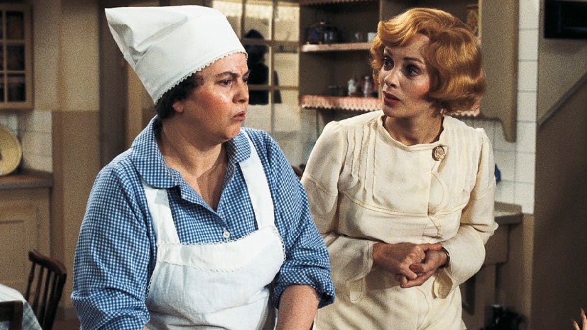 Laura og Maude i "Matador". En del af bankdirektørfruens tøj er netop blevet solgt på auktion.