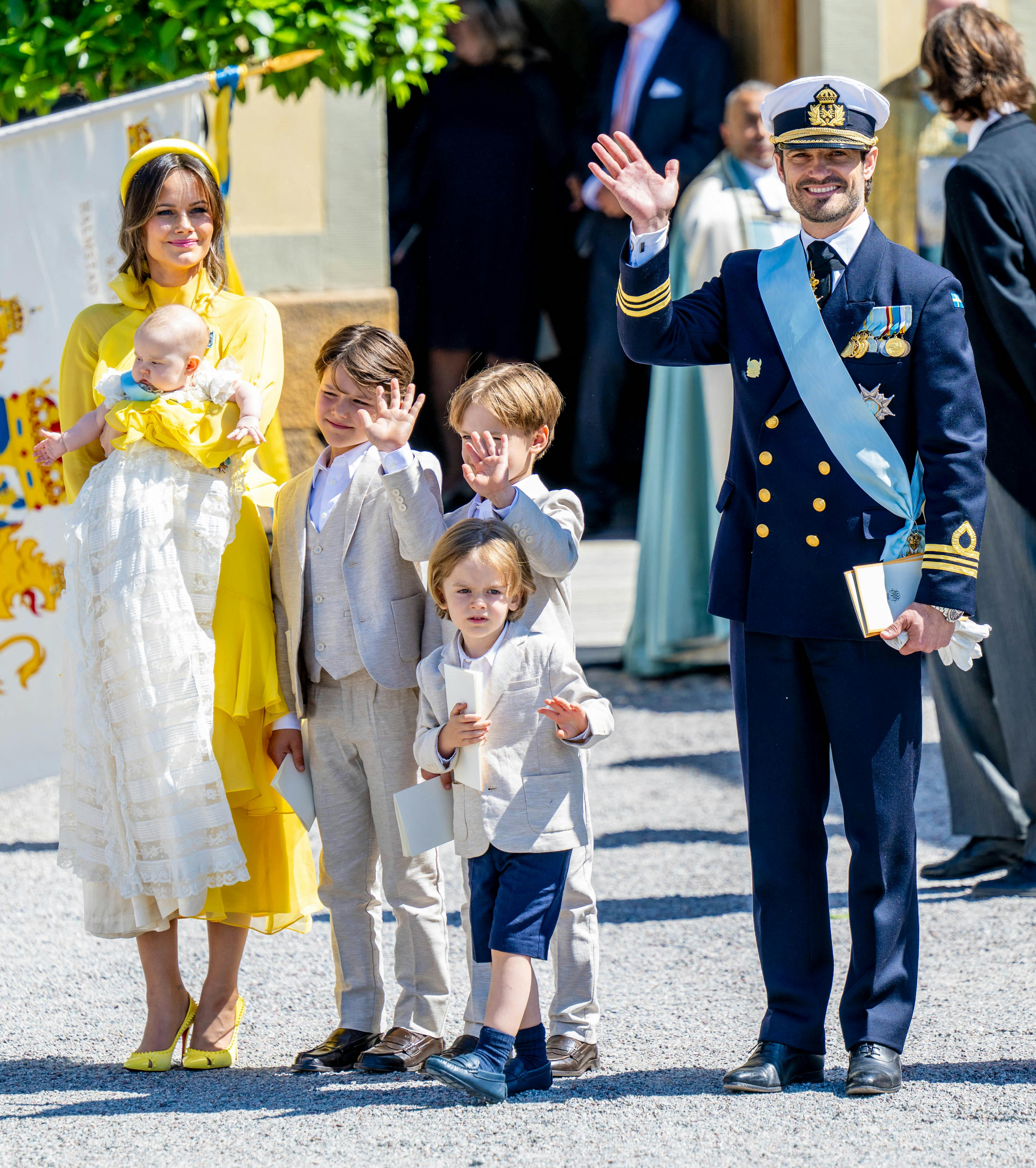 Prinsesse Sofia og prins Carl Philip med deres fire børn, Ines, Alexander, Gabriel og Julian, til prinsesse Ines' barnedåb. 